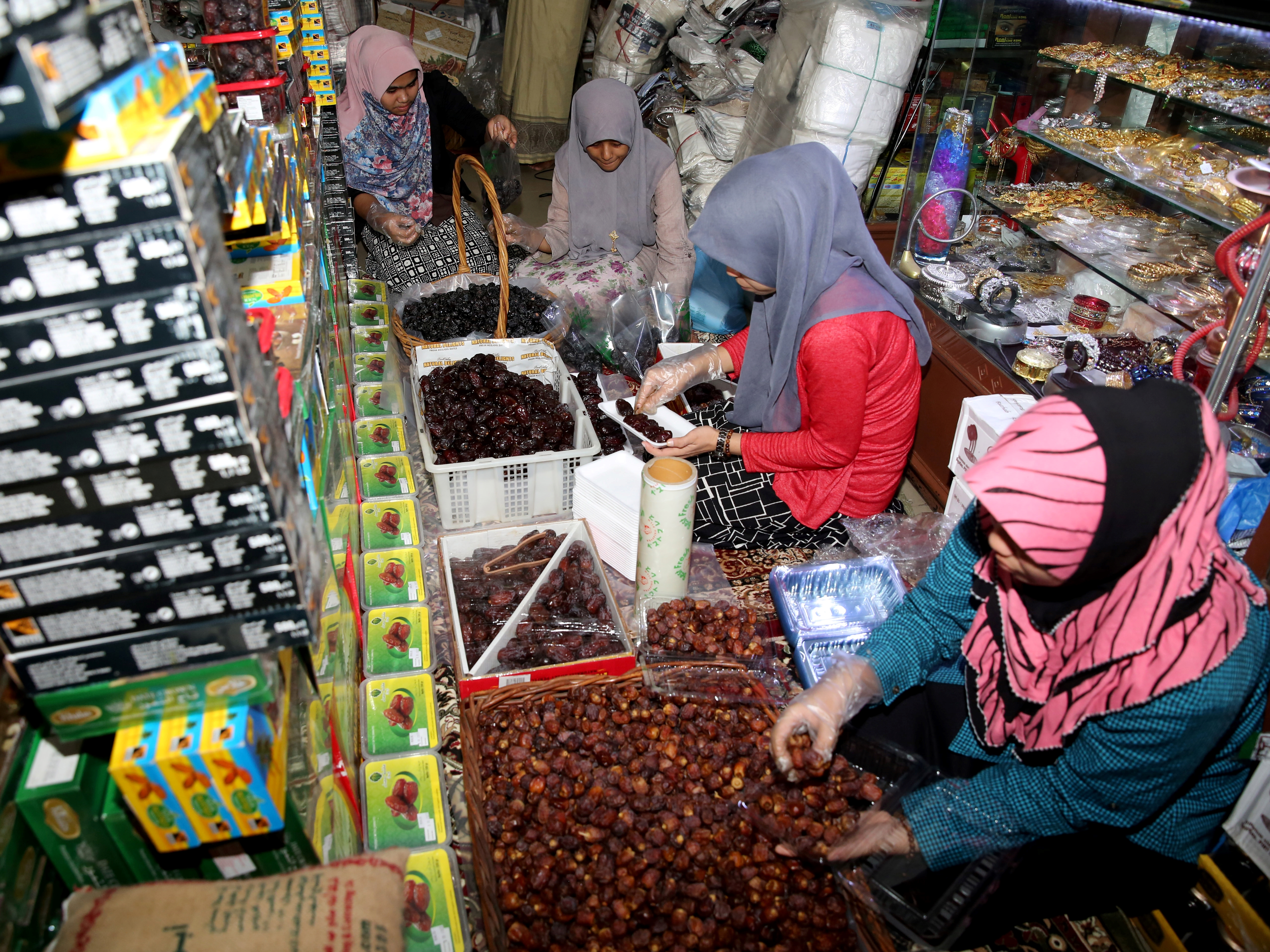 Pekerja di Banda Aceh, Aceh, mengemasi kurma kualitas terbaik, beberapa waktu lalu.