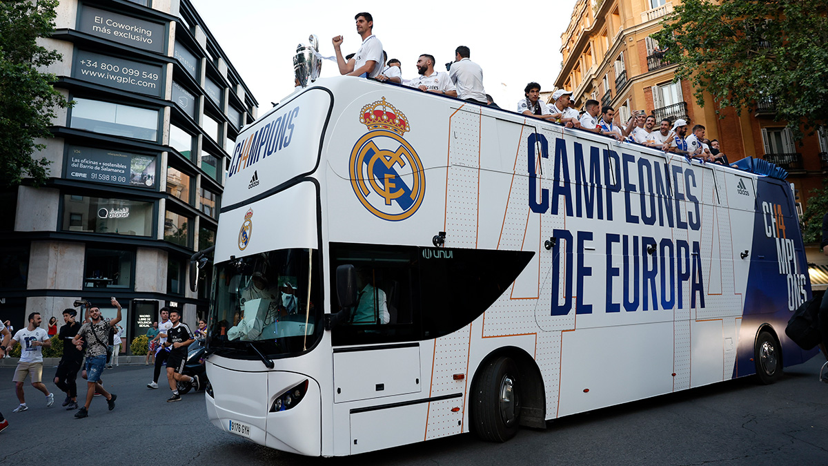 Para pemain Real Madrid menumpang bus atap terbuka merayakan keberhasilan mereka menjuarao Liga Champions.