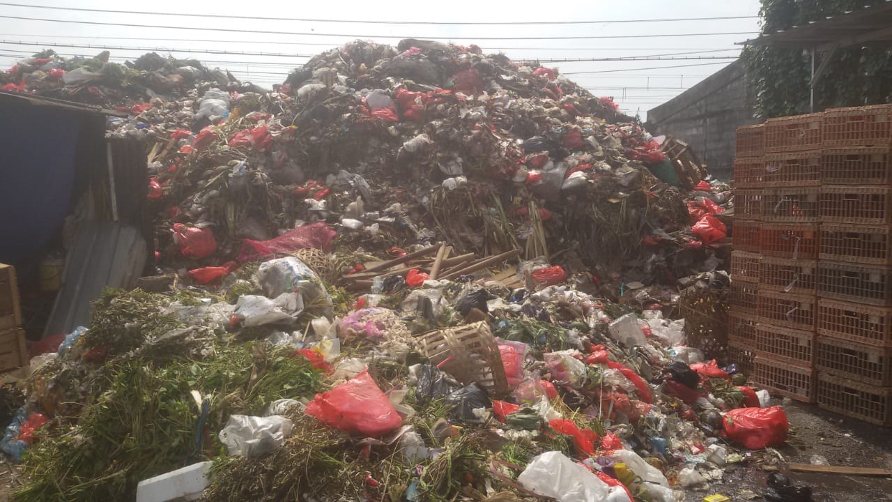 Tinggi sampah Pasar Kemirimuka Kota Depok