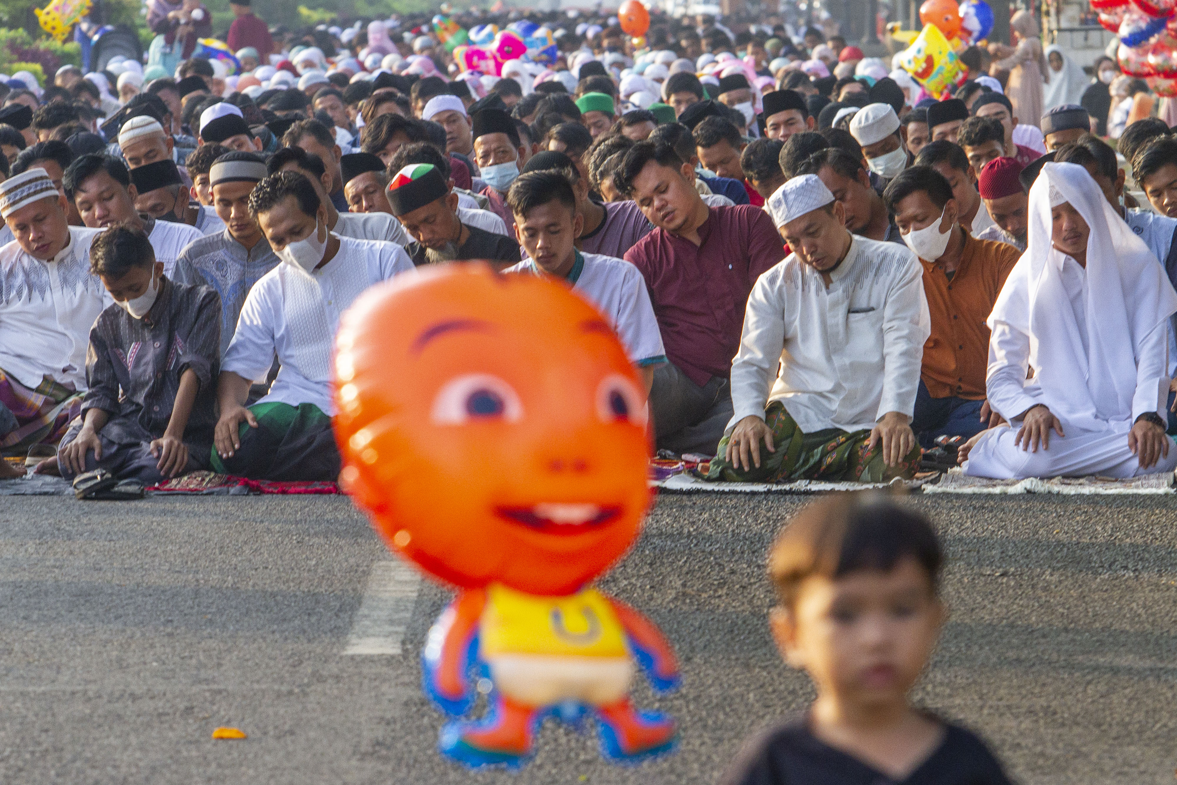 Ribuan umat Islam melaksanakan salat Idulfitri di Lapangan Karangpawitan, Karawang, Jawa Barat.