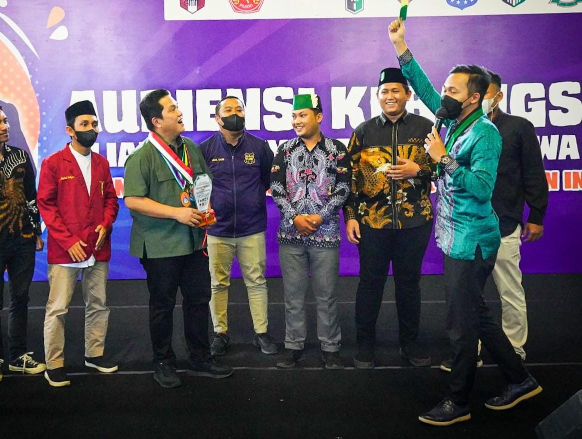 Menteri BUMN Erick Thohir (tiga kiri) mendapat 'kartu hijau' dari para mahasiswa yang tergabung dalam komunitas Cipayung Plus Jawa Timur. 