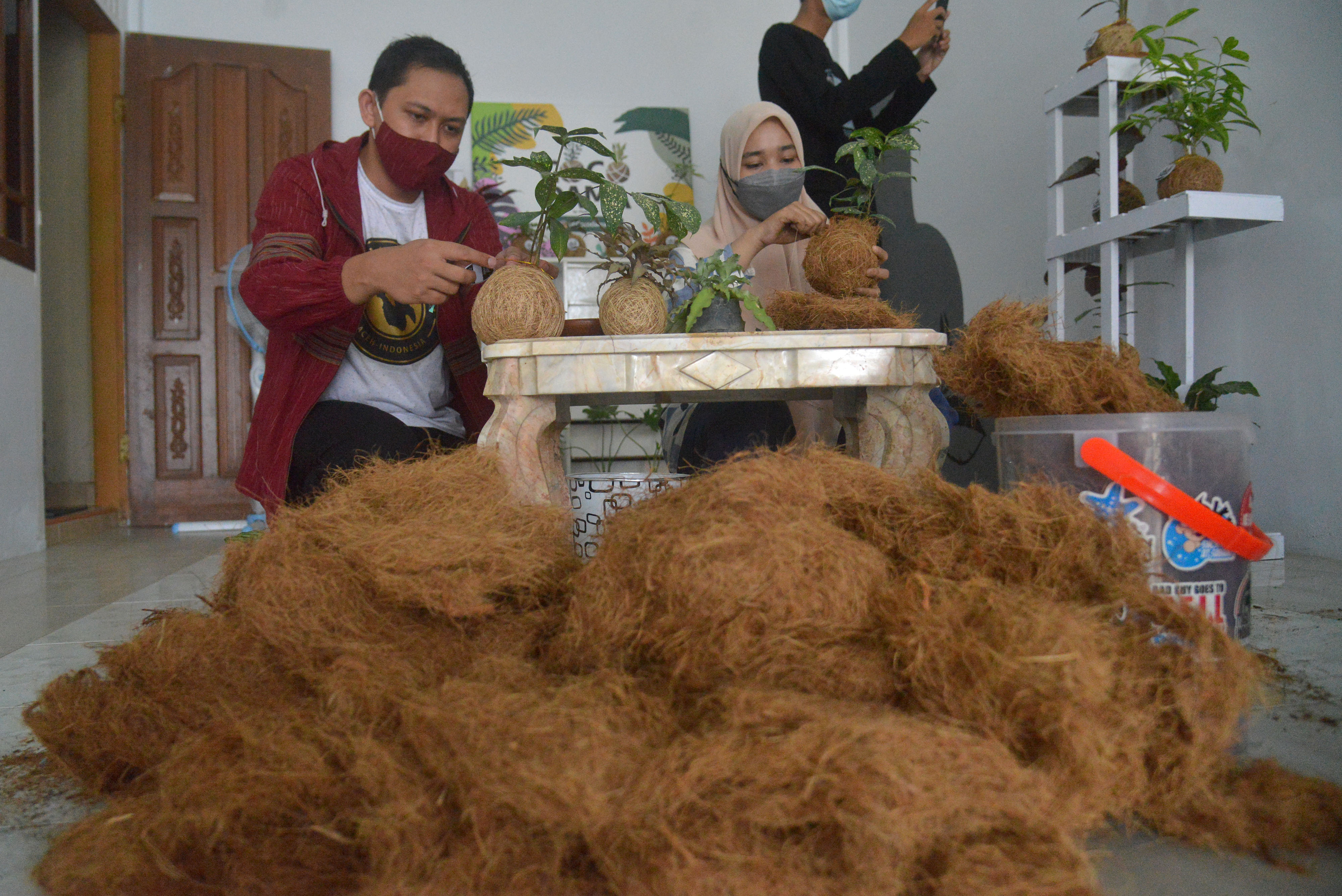 Ilustrasi: UMKM Pot bunga dari bahan sabut kelapa