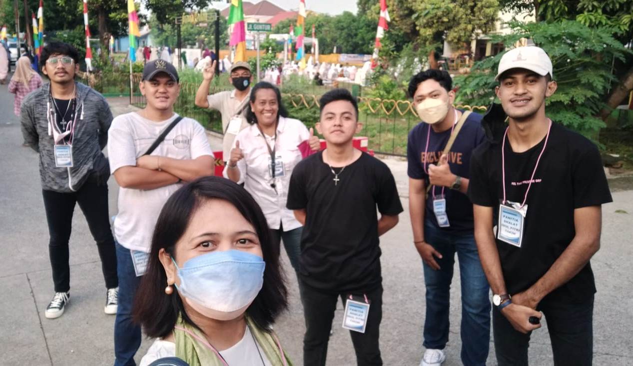 Para pemuda gereja oikumene ikut membantu pelaksanaan salat ied.