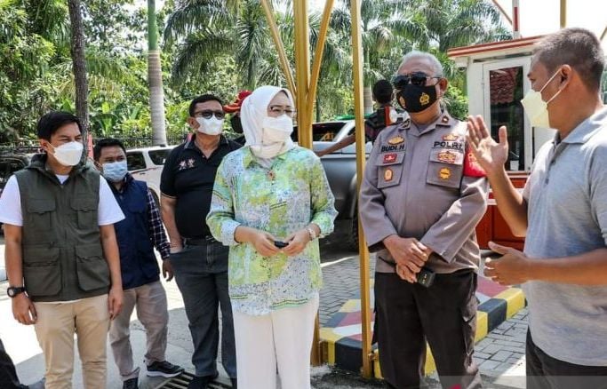 Bupati Purwakarta Anne Ratna Mustika saat meninjau tempat wisata. 