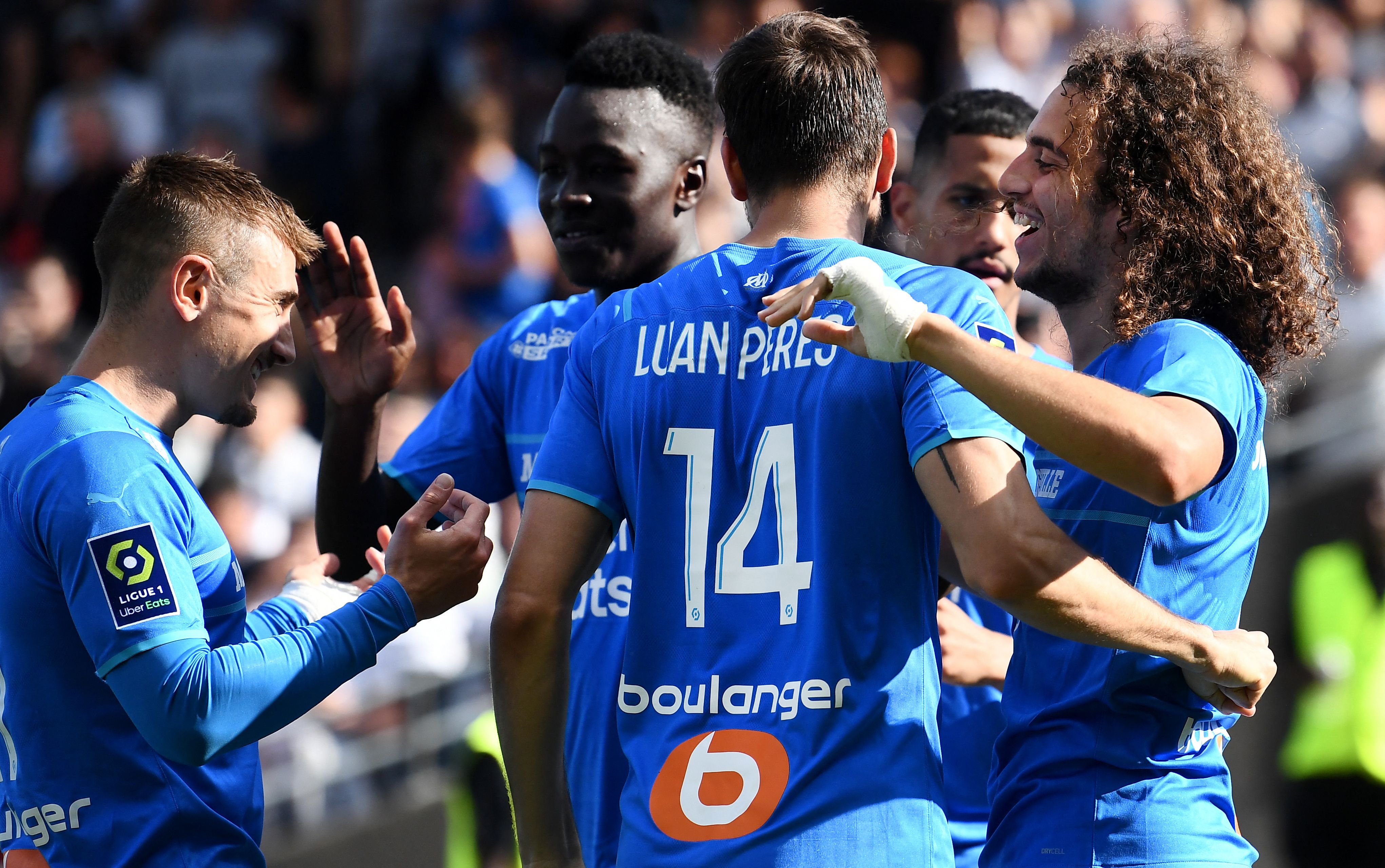 Para pemain Marseille melakukan selebrasi usai mencetak gol ke gawang Lorient di laga Ligue 1.