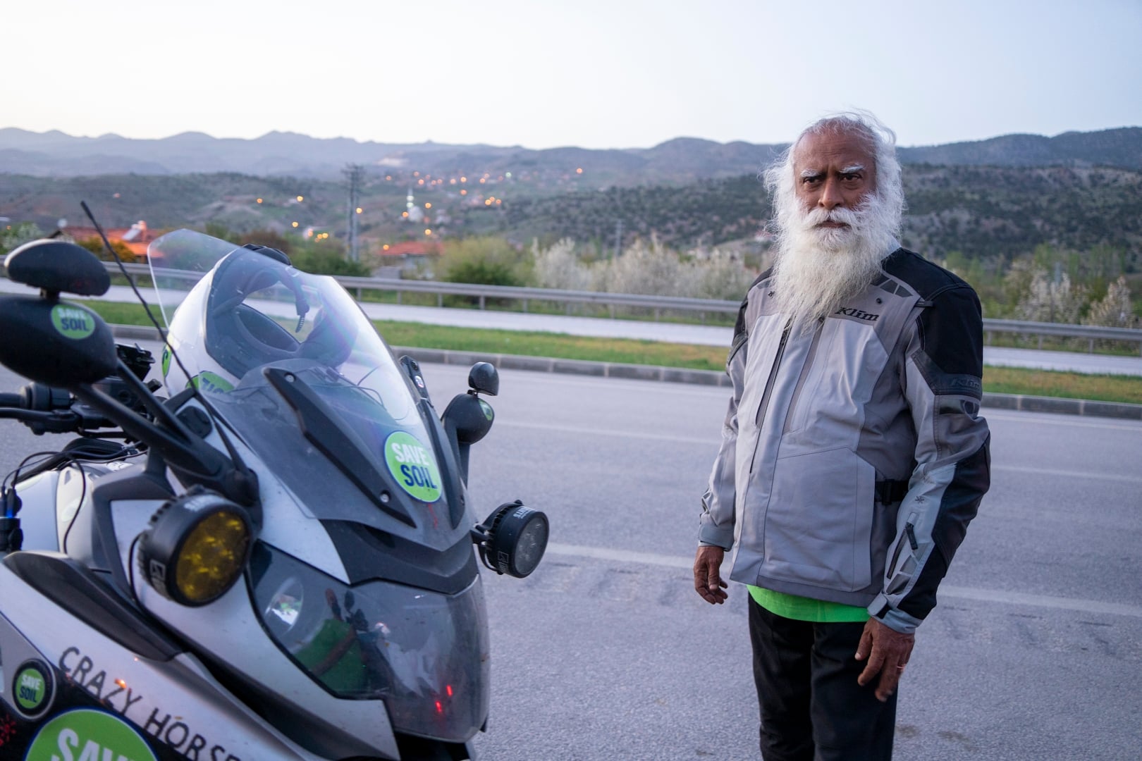 Sadhguru bersama motornya yang akan dikendarai sejauh 30 ribu KM dalam kampanye gerakan selamatkan tanah