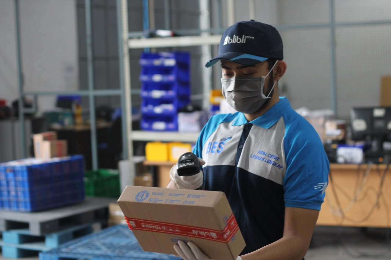 Pekerja memeriksa paket yang akan dikirimkan ke pelanggan