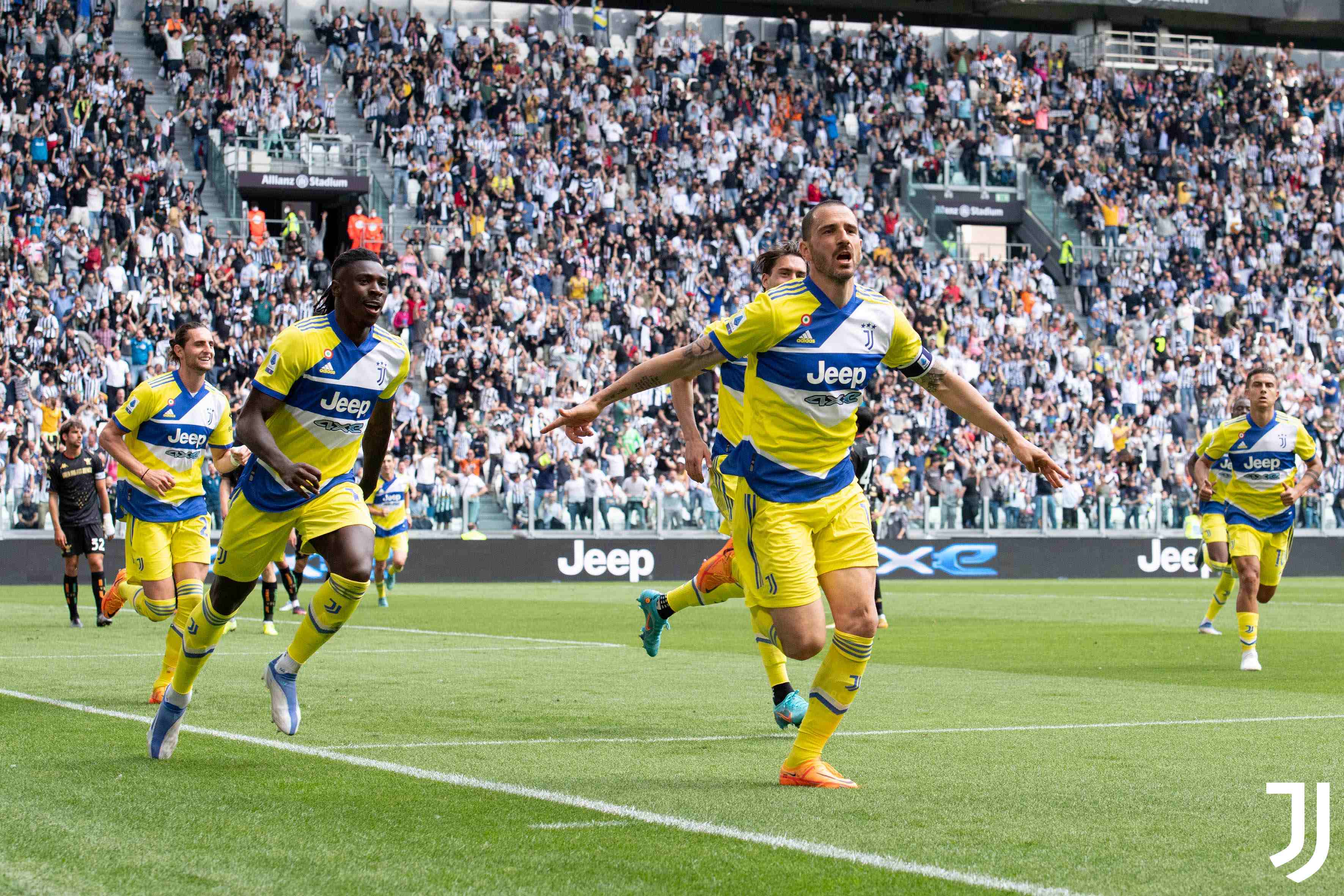 Bek Juventus Leonardo Bonucci melakukan selebrasi usai mencetak gol ke gawang Venezia di laga Serie A.