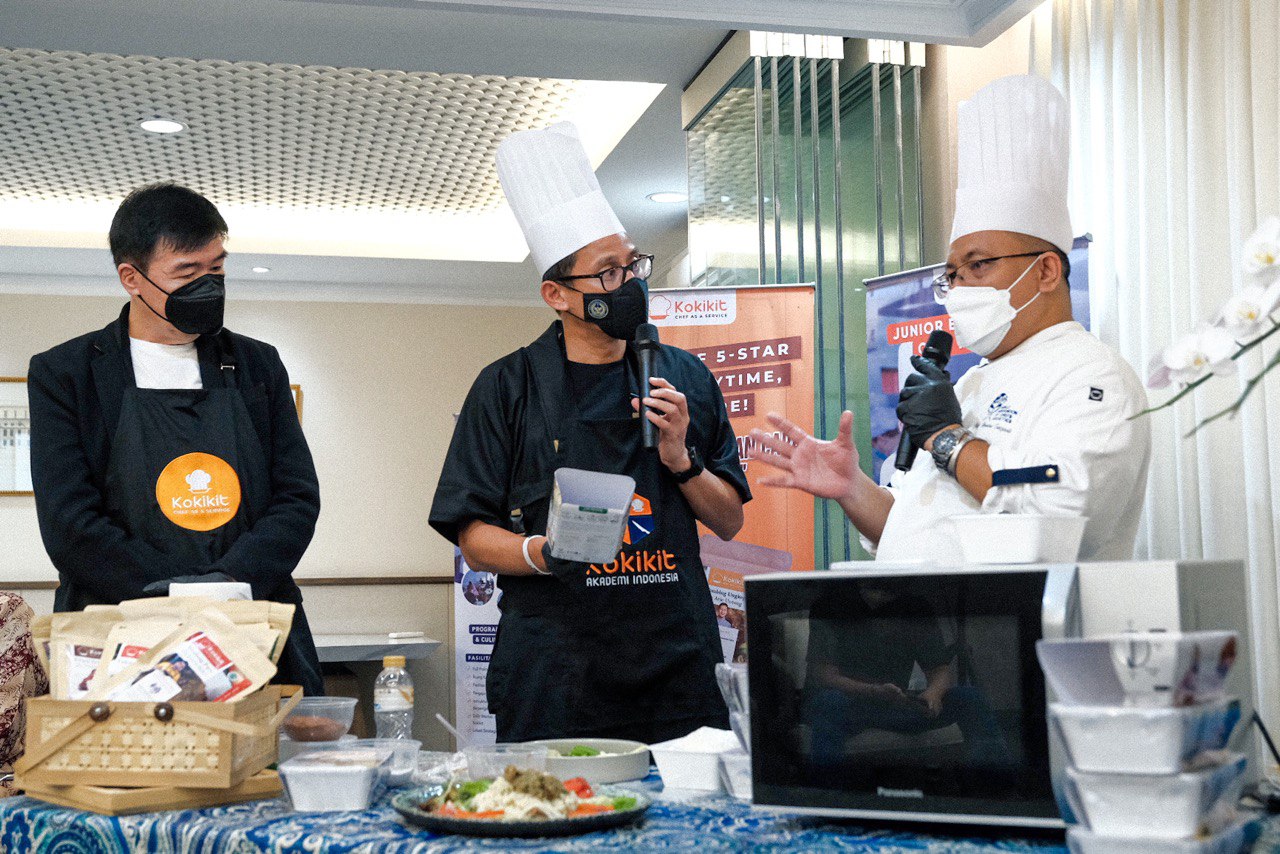 Menparekraf Sandiaga Uno (tengah) saat menjadi pembicara pada Webinar Daring Kajian Ekonomi Series 5.