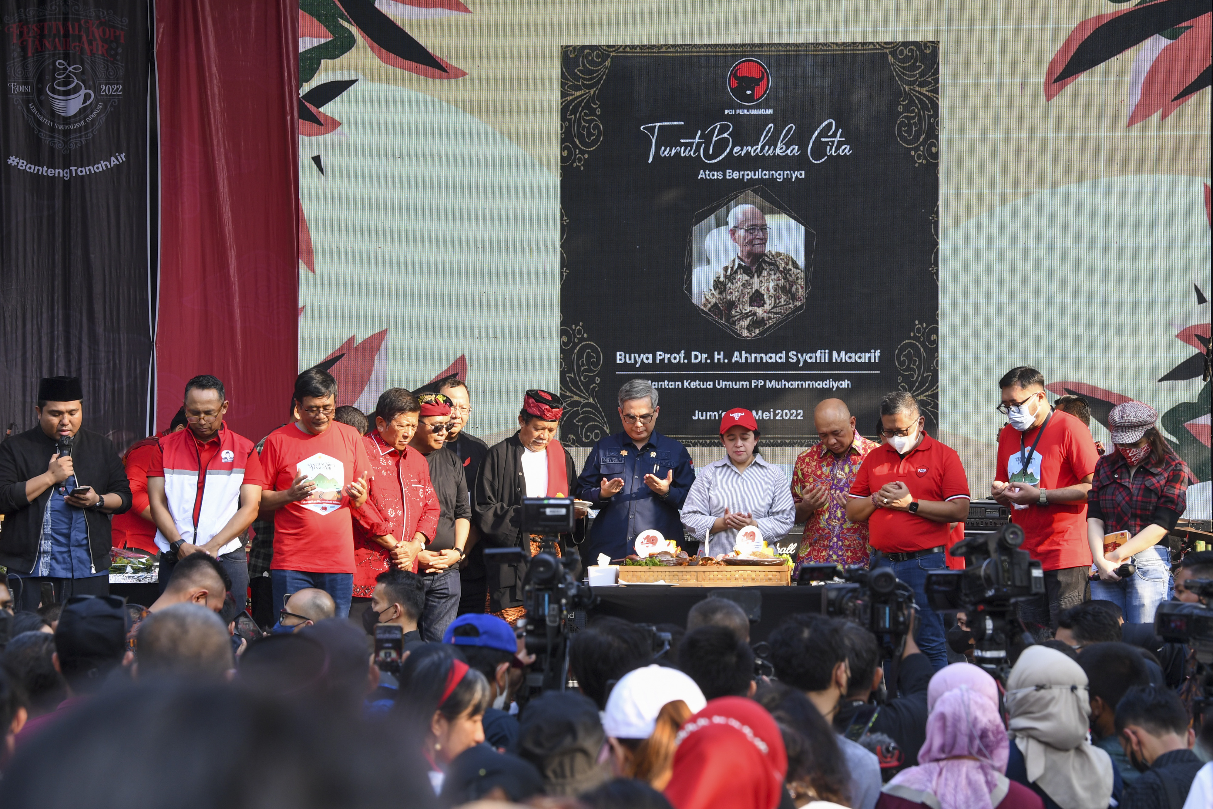 Ketua DPR Puan Maharani (kelima kanan) didampingi Menkop-UKM Teten Masduki (keempat kanan) beserta jajaran PDIP berdoa untuk Buya Syafii.