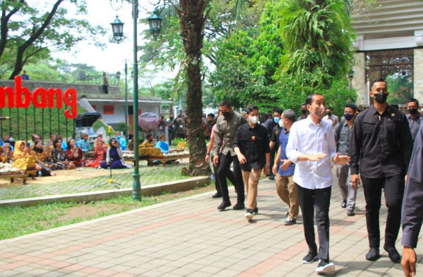 Usai Hadiri Pernikahan Adiknya, Jokowi Blusukan ke Taman Balekambang