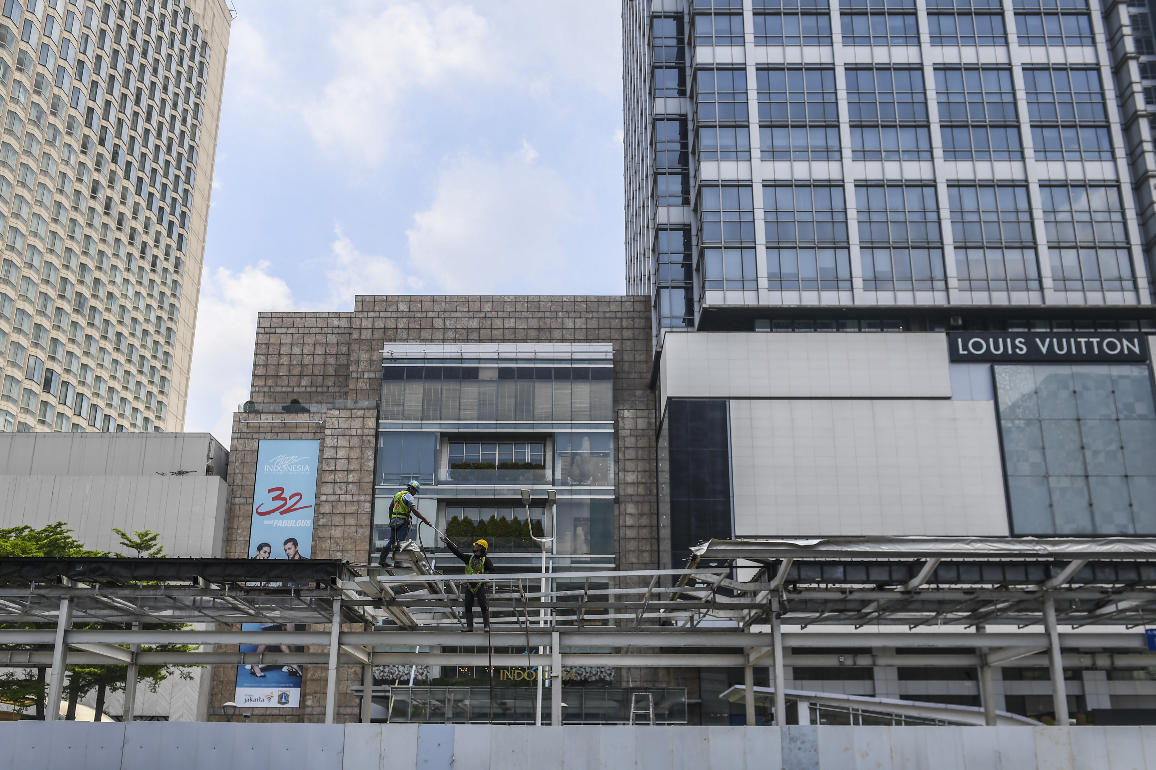 Pekerja menyelesaikan proyek revitalisasi Halte TransJakarta Bundaran Hotel Indonesia di Jakarta, Senin (18/4).