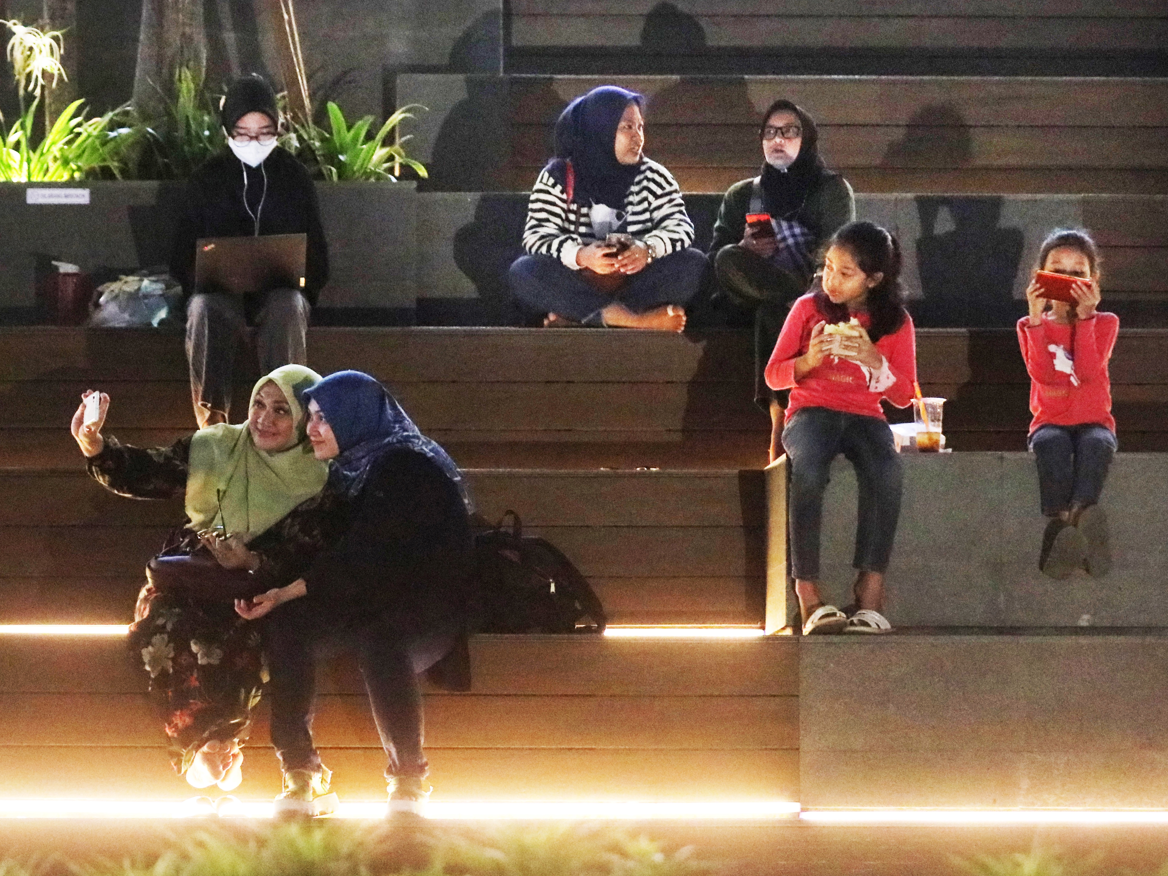 Pengunjung menikmati suasana malam dengan tidak memakai masker di pelataran Gedung Sarinah, Jalan Thamrin, Jakarta, Rabu (18/5).