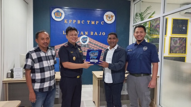 Bea Cukai Tanjung Perak menerima kunjungan para peserta pelatihan kegiatan ekspor dan impor yang tergabung dalam GINSI Jatim.