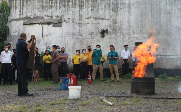 Rohman, Chief Engineer Aston Pasteur Hotel Bandung, tengah mempraktikan cara memadamkan api