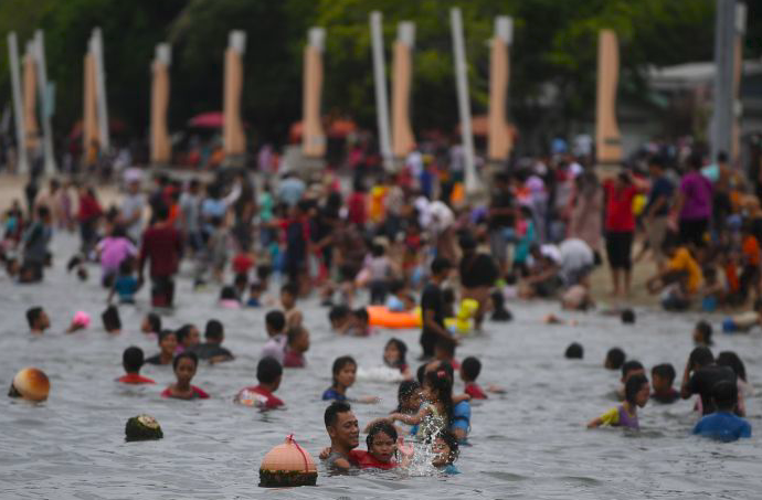 Pengunjung memadati kawasan Pantai Ancol di Jakarta.