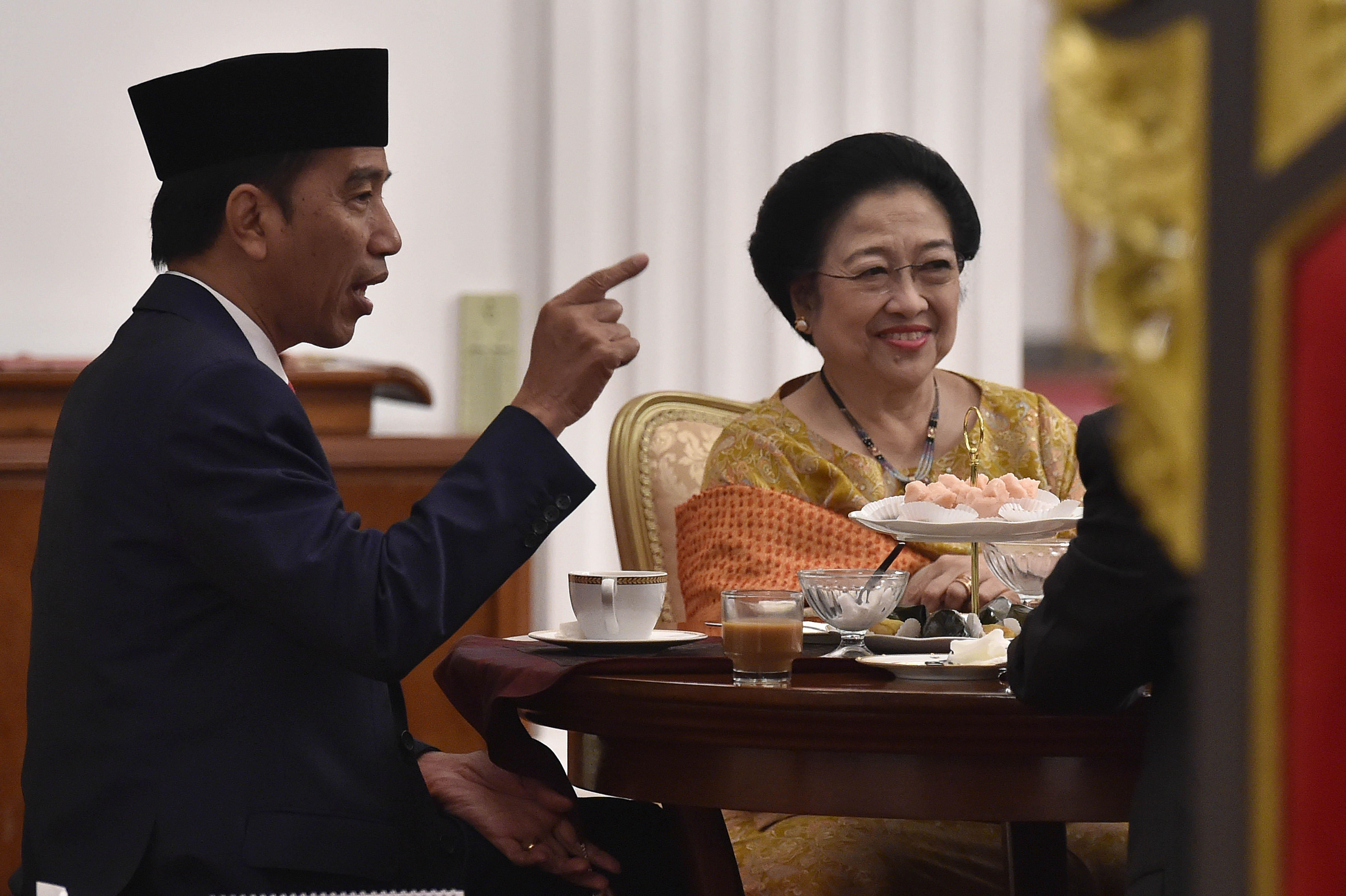 Presiden Joko Widodo (kiri) berbincang dengan mantan Presiden Megawati Soekarnoputri