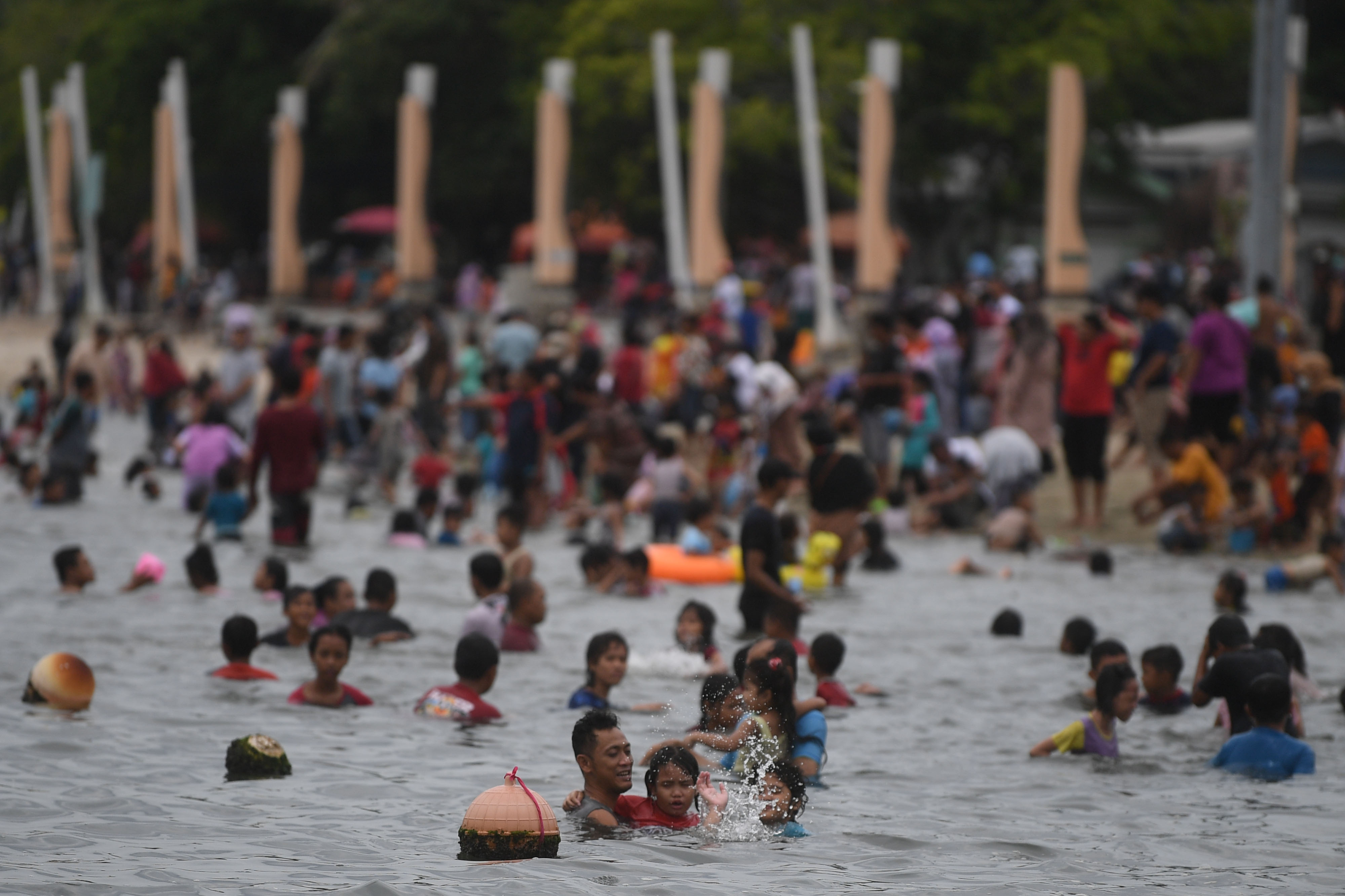 Pengunjung memadati kawasan Pantai Ancol di Jakarta.