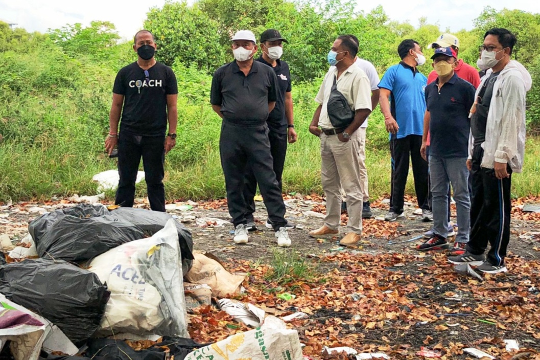 Sekda Kota Denpasar, IB Alit Wiradana meninjau lokasi rencana dibangunnya TPST di Tahura Suwung, Kecamatan Denpasar Selatan, Rabu (4/5).