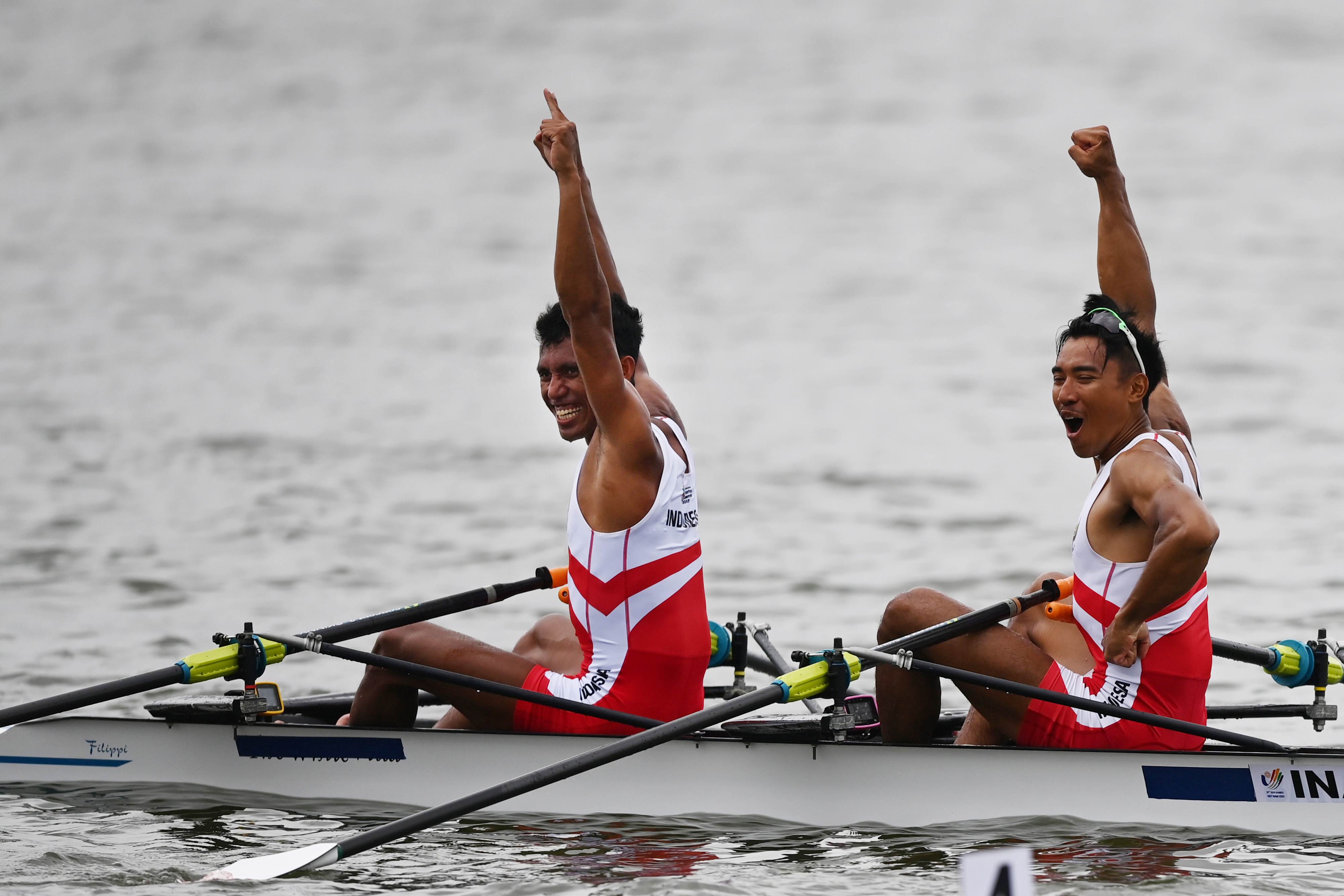 Pedayung Ardi Risedi (kiri) dan Kakan Rusmana melakukan selebrasi usai mencapai finis di nomor lightweight man’s double scull cabana.