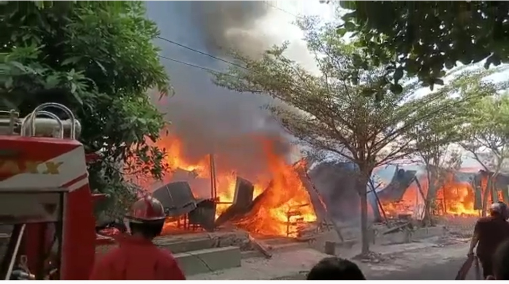 Kebakaran di Pasar Mebel Gilingan, Solo, Jawa Tengah, Selasa (3/5). 