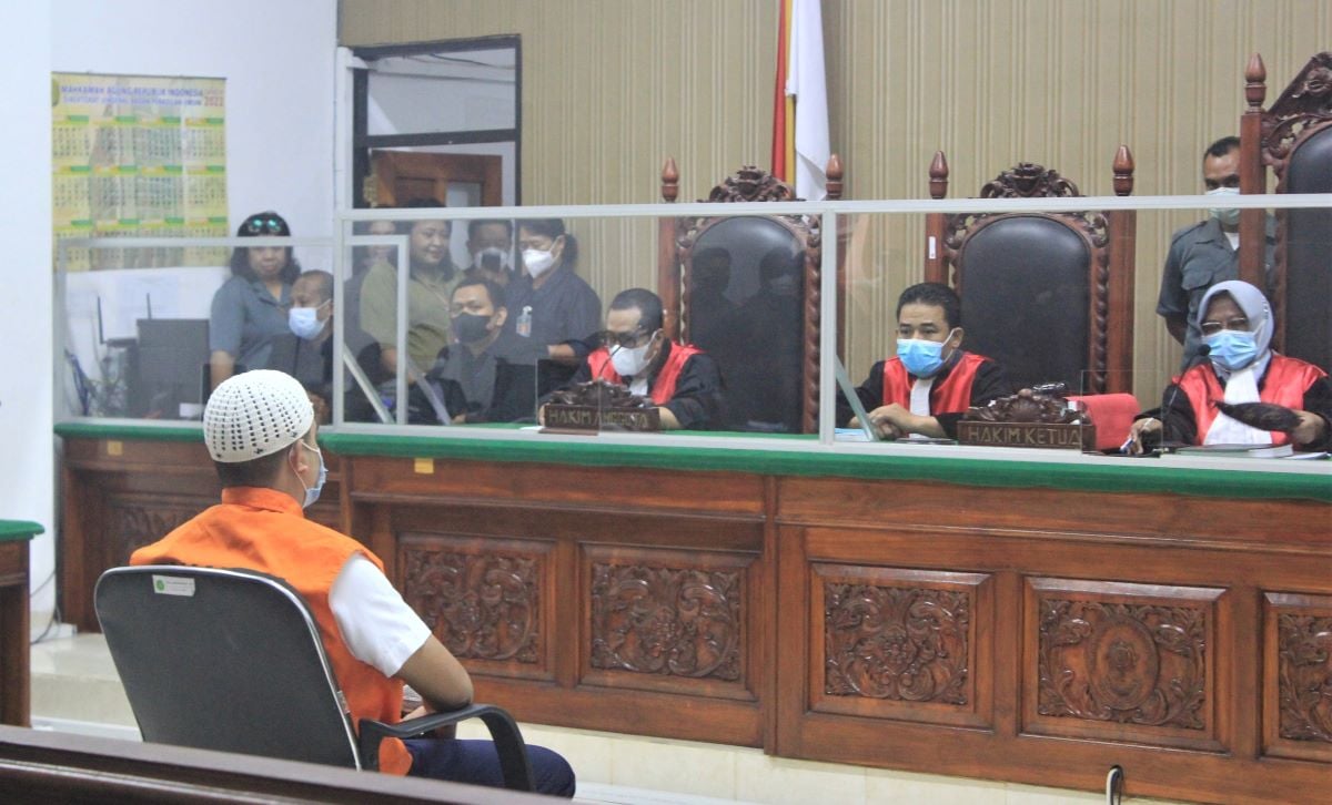 Sidang perdana kasus pembunuhan Astri Evita Suprini Manafe, 30, dan anaknya, Lael Maccabe, 1, di PN Kupang, Rabu (11/5). 