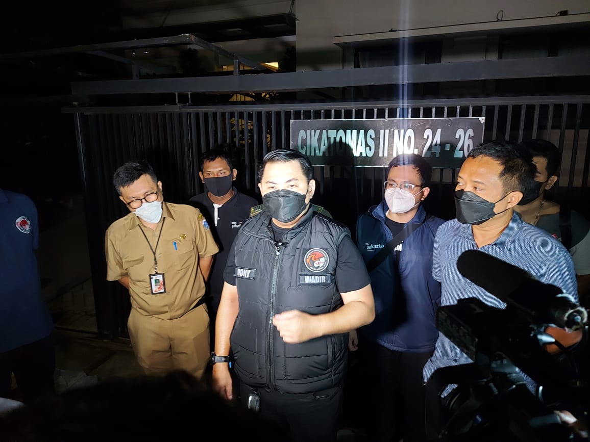 Wakil Direktur Reserse Narkoba Polda Metro Jaya AKBP Dony Alexander memberi keterangan saat merazia tempat hiburan di Jaksel.