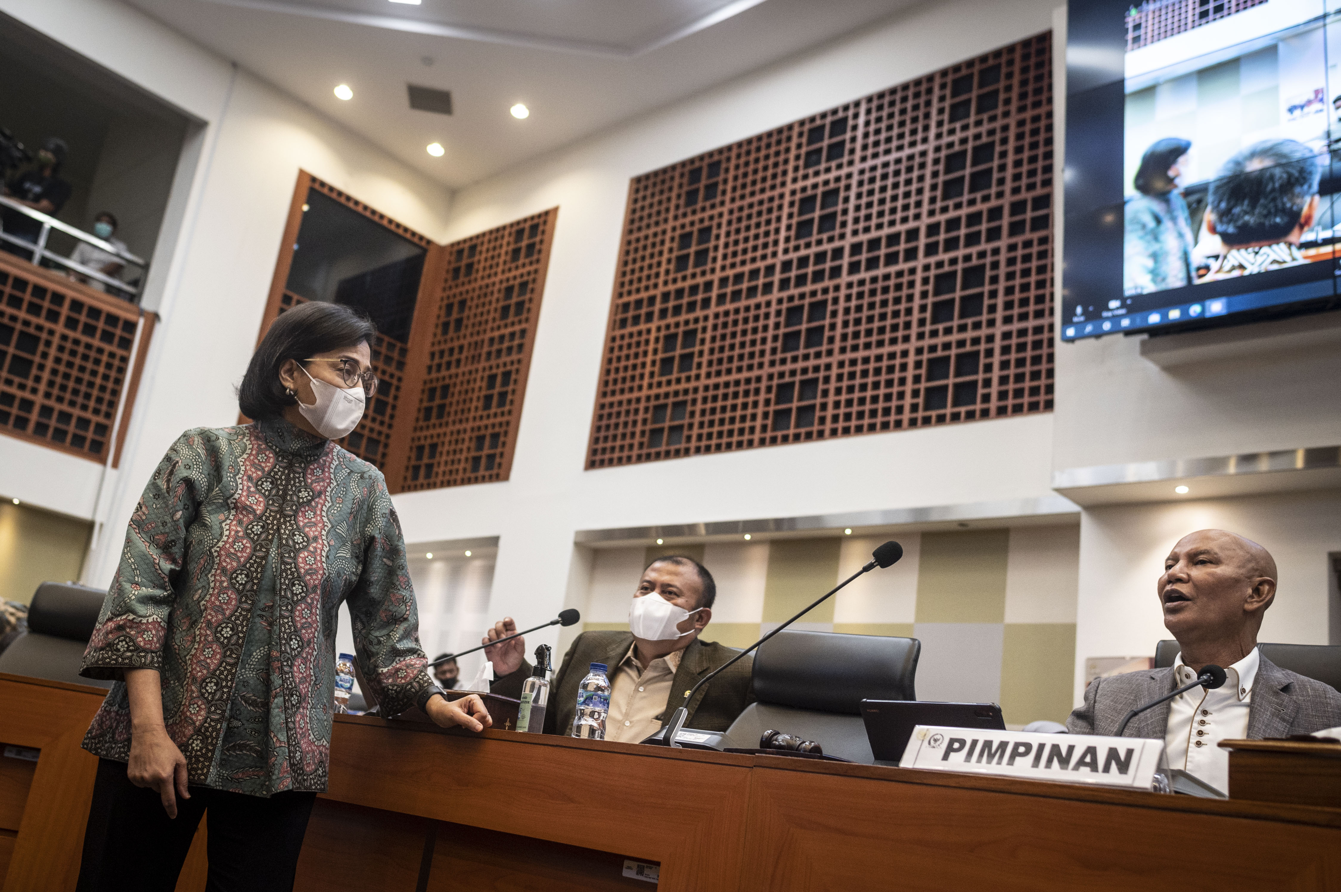 Menteri Keuangan Sri Mulyani (kiri) berbincang dengan Ketua Banggar DPR Said Abdullah (kiri) 