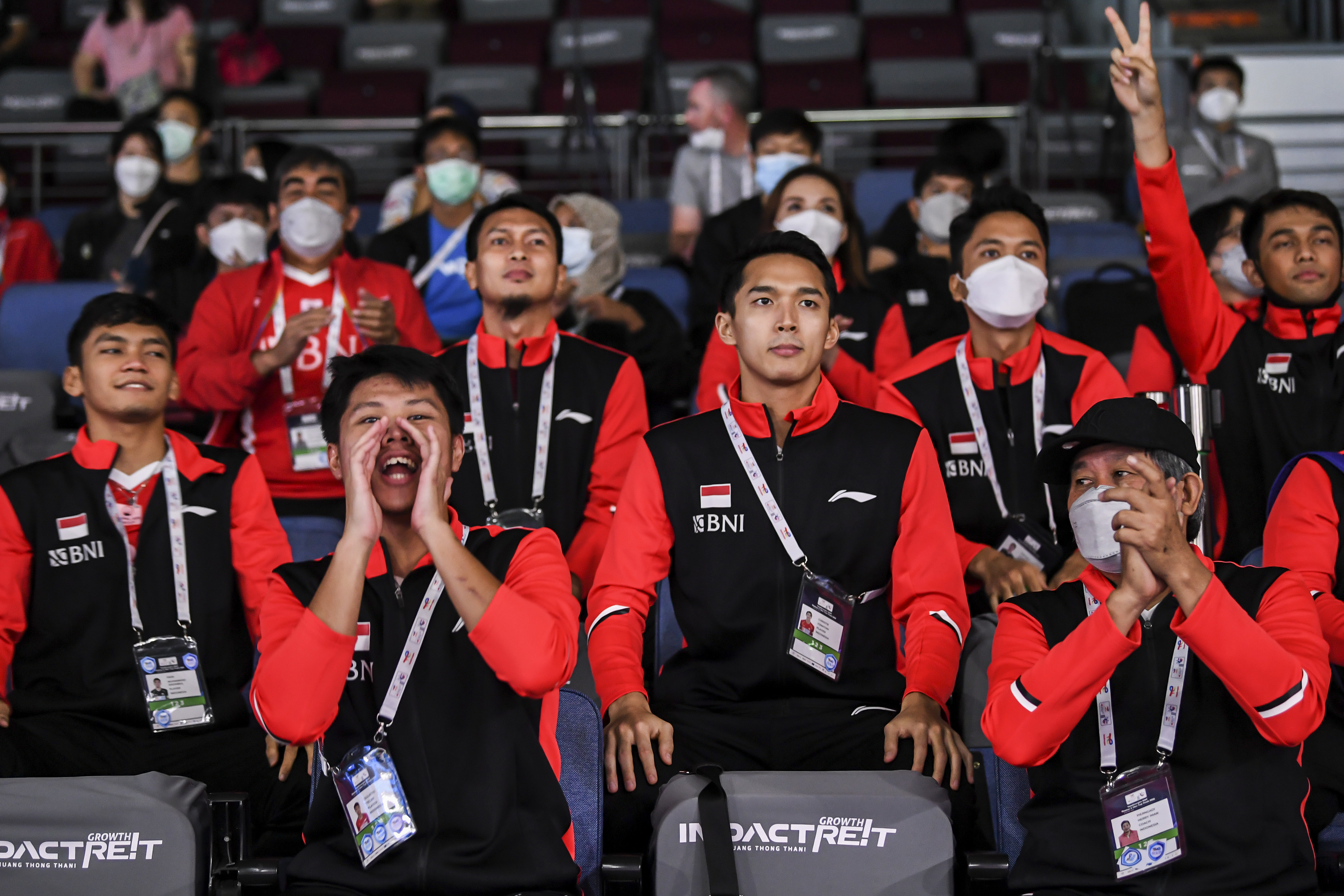 Anggota tim Piala Thomas Indonesia memberikan dukungan kepada rekan mereka yang bertanding melawan Korsel di laga Grup A.