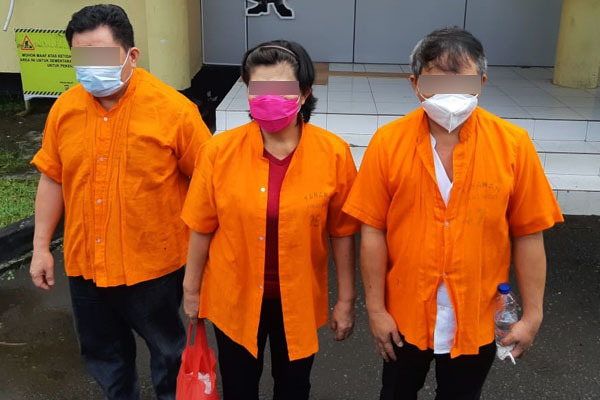 Ketiga tersangka kasus dugaan korupsi dana penanggulangan pendemi covid-19 di Kabupaten Minahasa Utara senilai Rp61 miliar