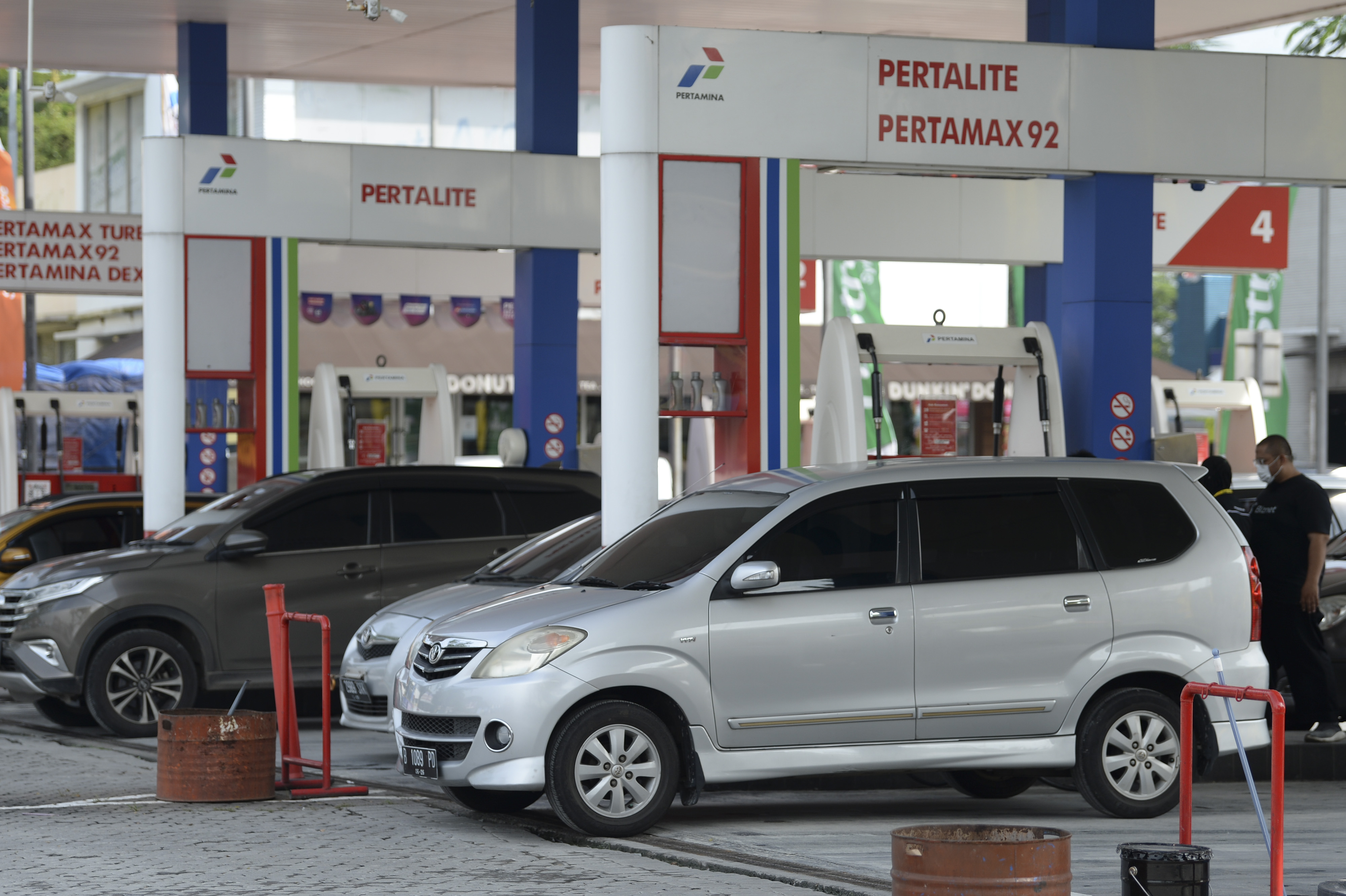 Sejumlah kendaraan mengisi bahan bakar minyak (BBM) di SPBU Pertamina di rest area kilometer 57 Jalan Tol Jakarta-Cikampek, Jawa Barat,