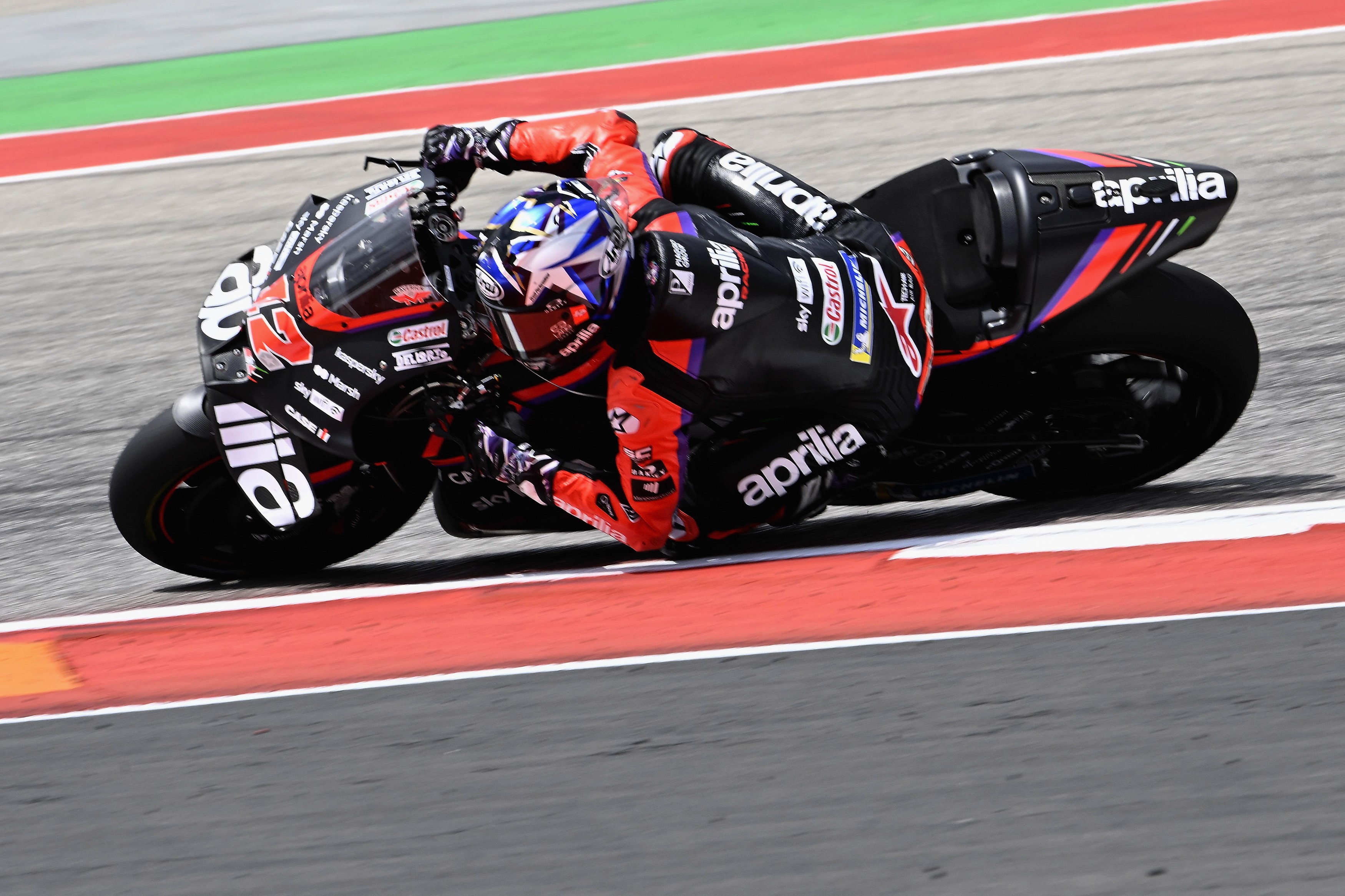 Pembalap dari tim Aprilia Racing saat berlaga di MotoGP.