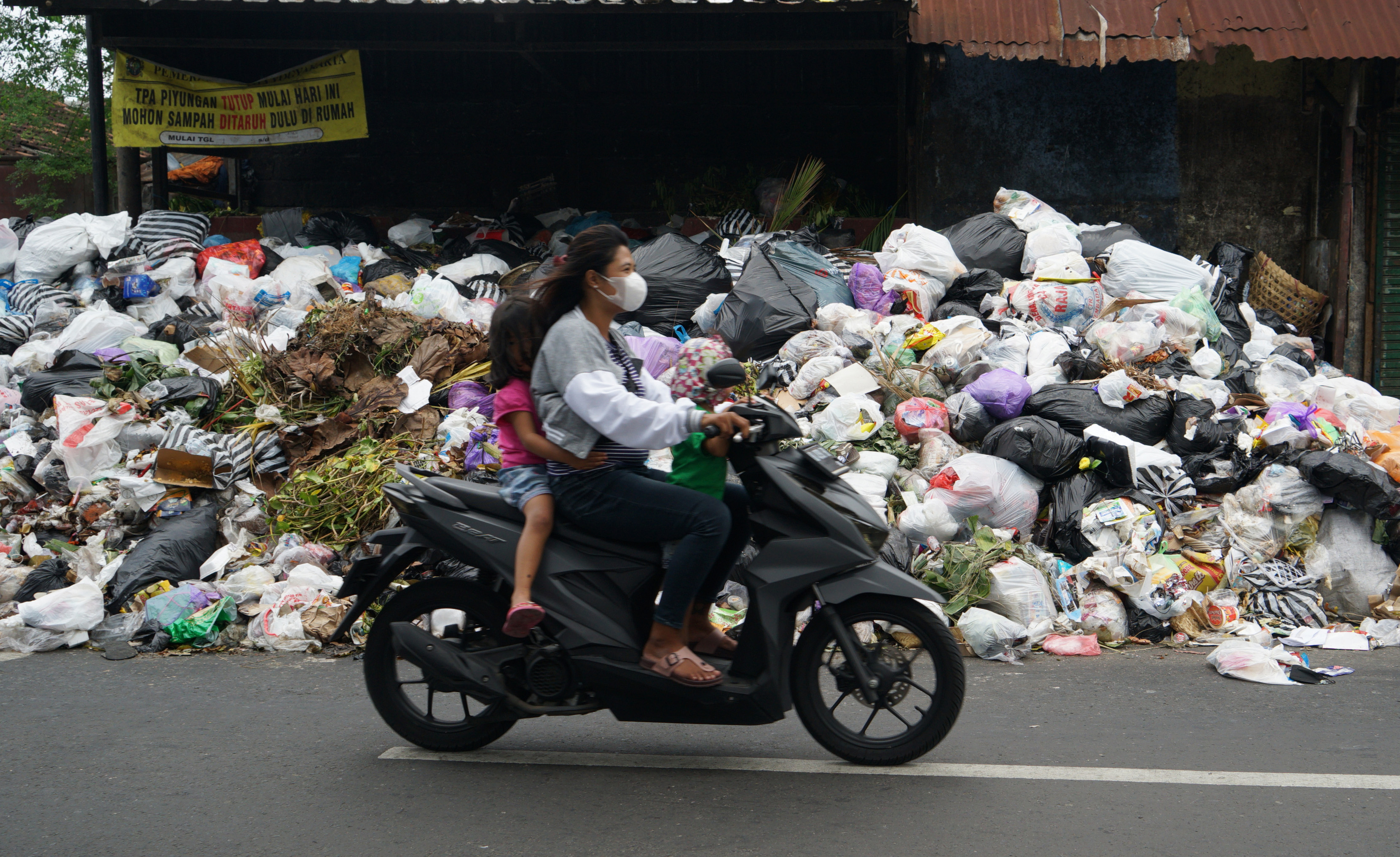  Warga melintas di dekat tumpakan sampah di kawasan Lempuyangan, Yogyakarta