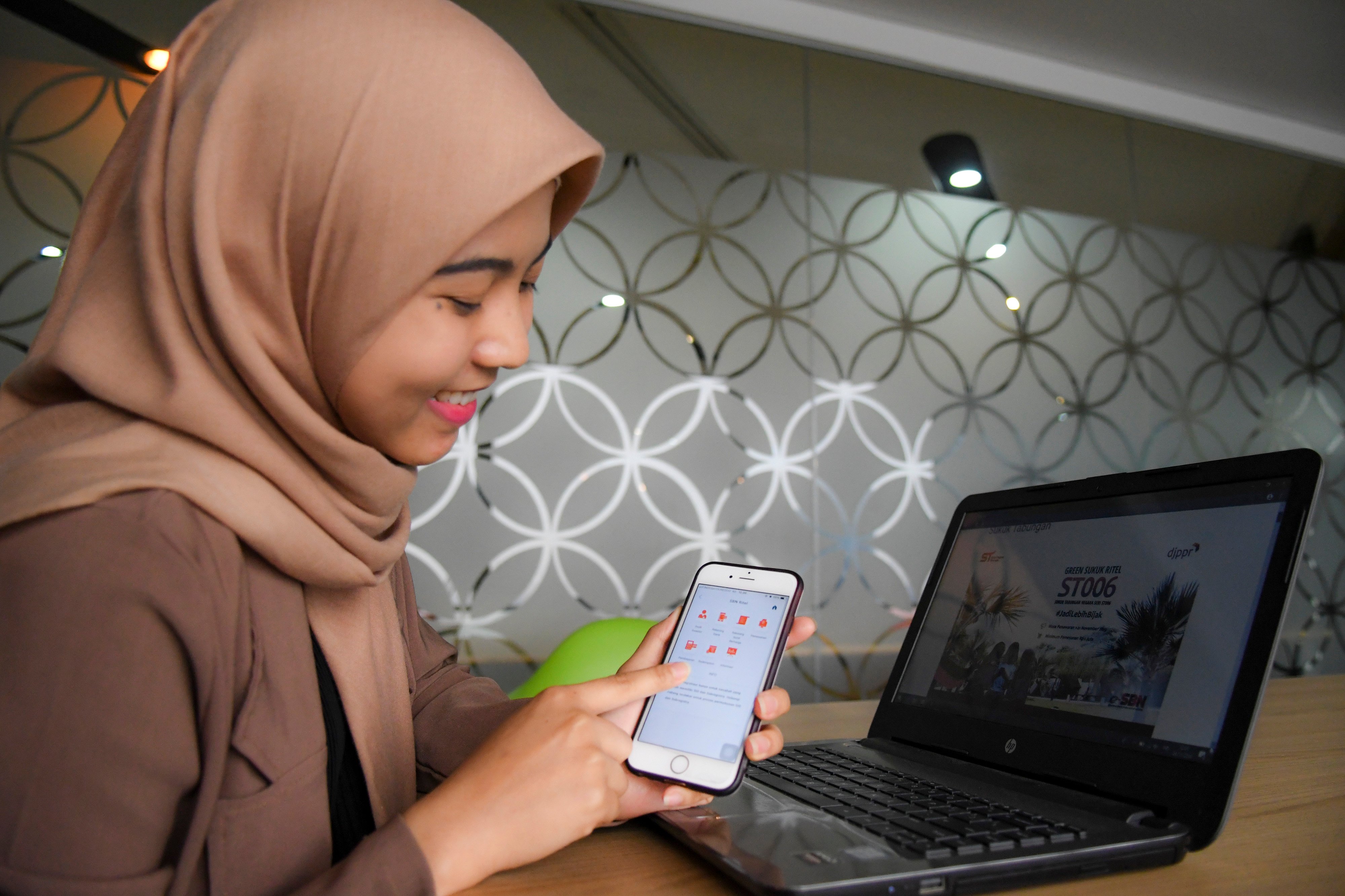 Nasabah membeli Sukuk Tabungan (ST) Seri ST006 melalui aplikasi BNI Mobile Banking di Jakarta, beberapa waktu lalu.