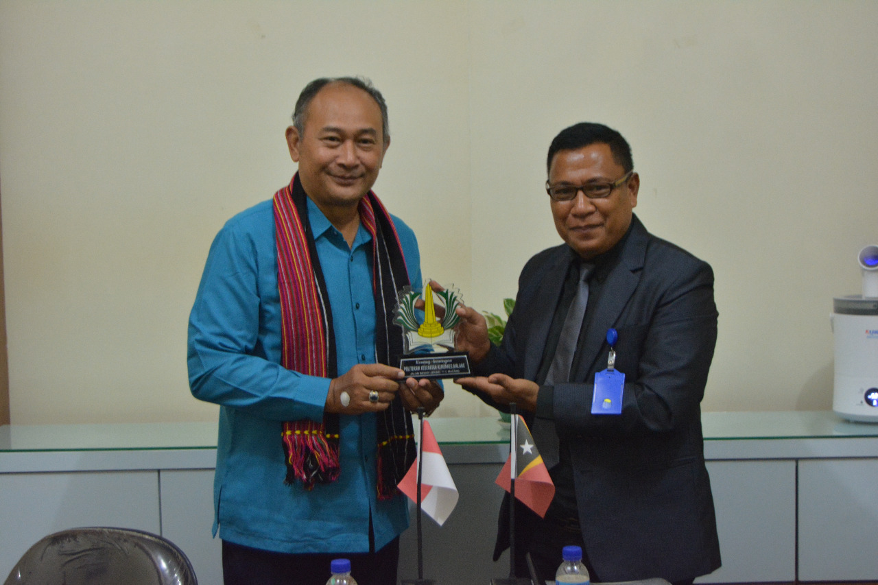 Direktur Nasional SDM Kemenkes Timor Leste Augusto Joaquim Pinto dan Direktur Poltekkes Malang Budi Susatia