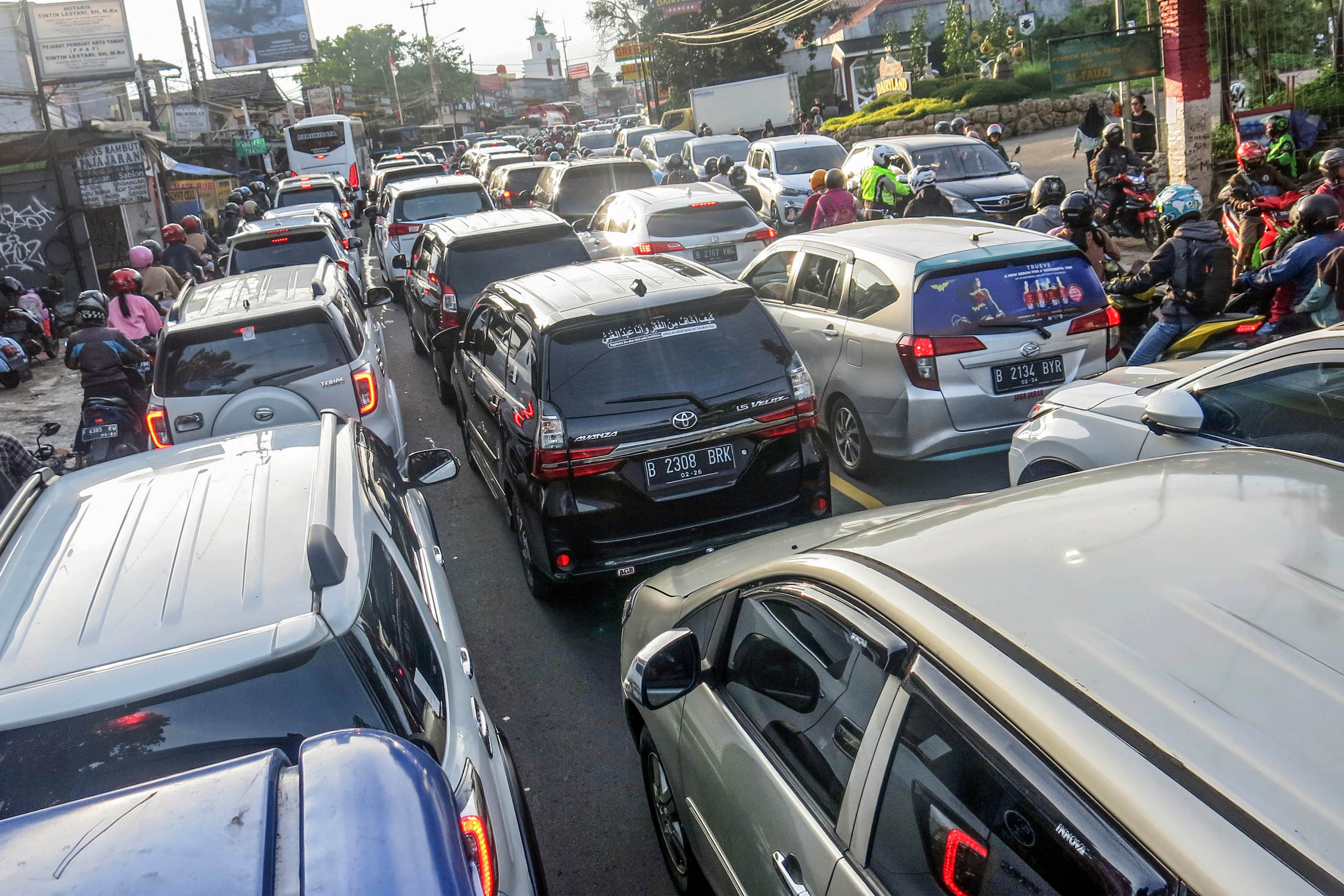 Sejumlah kendaraan antre di jalur wisata Puncak, Cipayung, Kabupaten Bogor, Jawa Barat, hari ini.