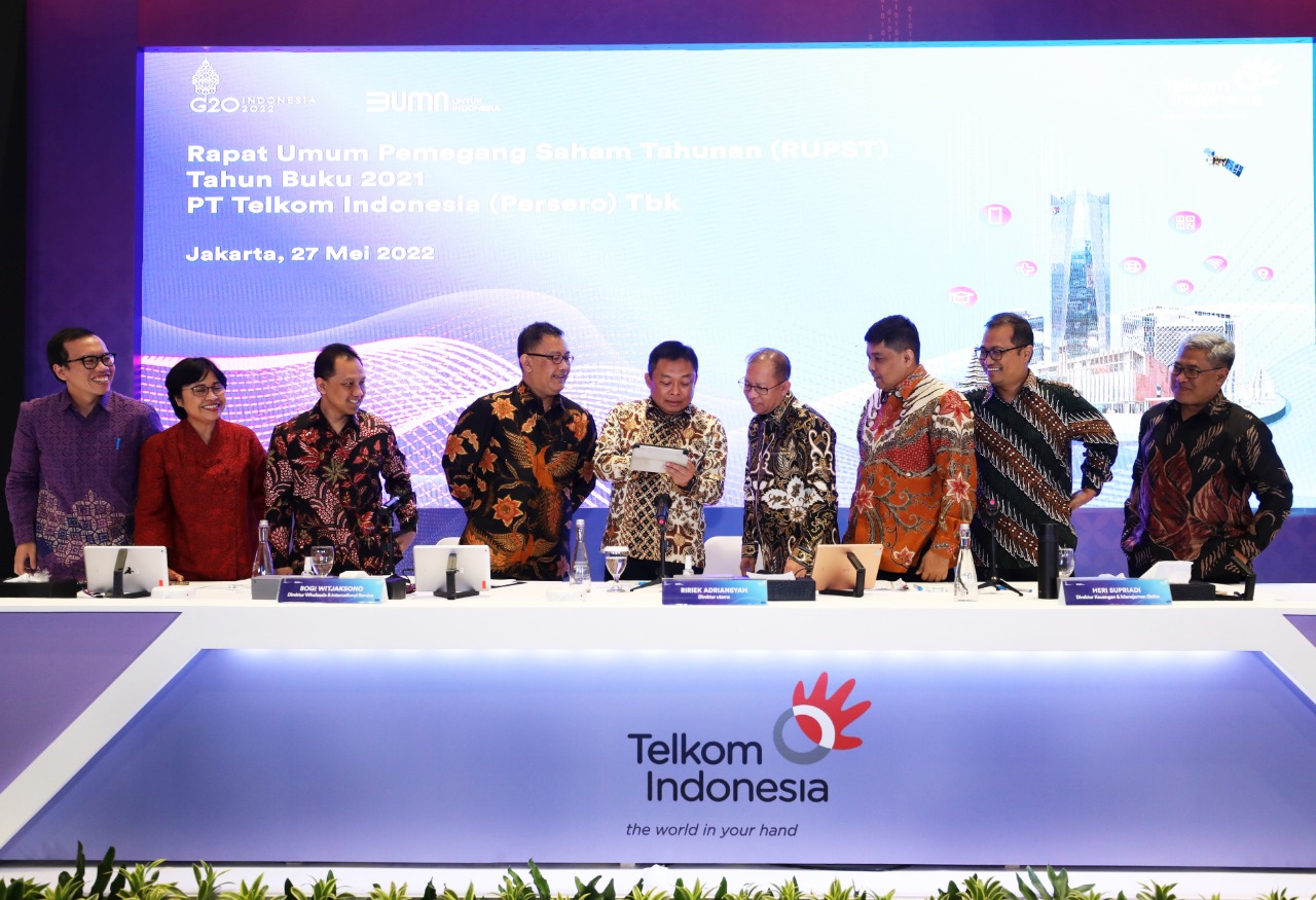  Direktur Utama Telkom Ririek Adriansyah (tengah) bersama jajaran direksi Telkom lainnya dalam RUPST 2021.
