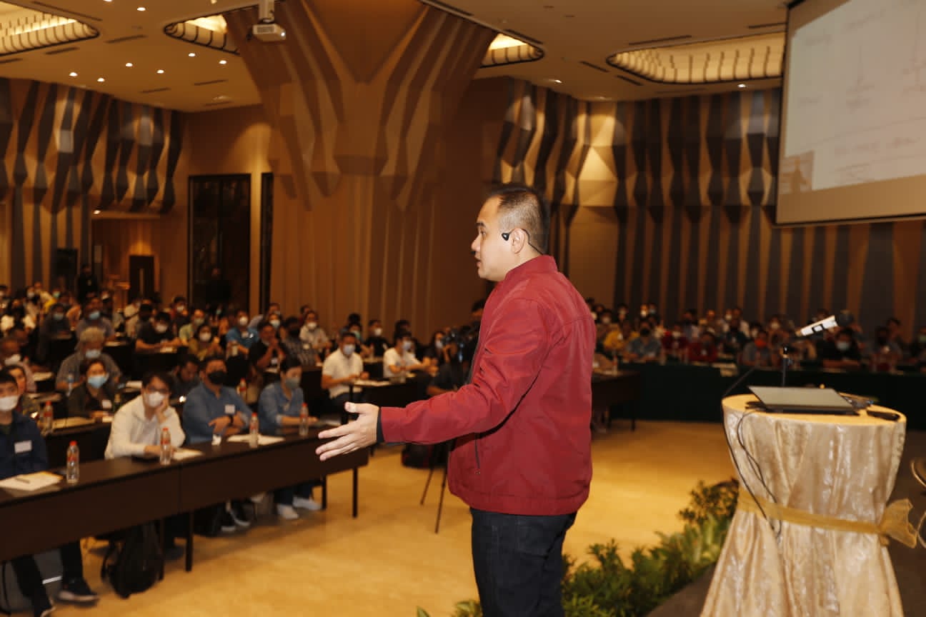 Founder dan CEO Astronacci International memberikan materi dalam workshop How To Make Maoney in Financial Market