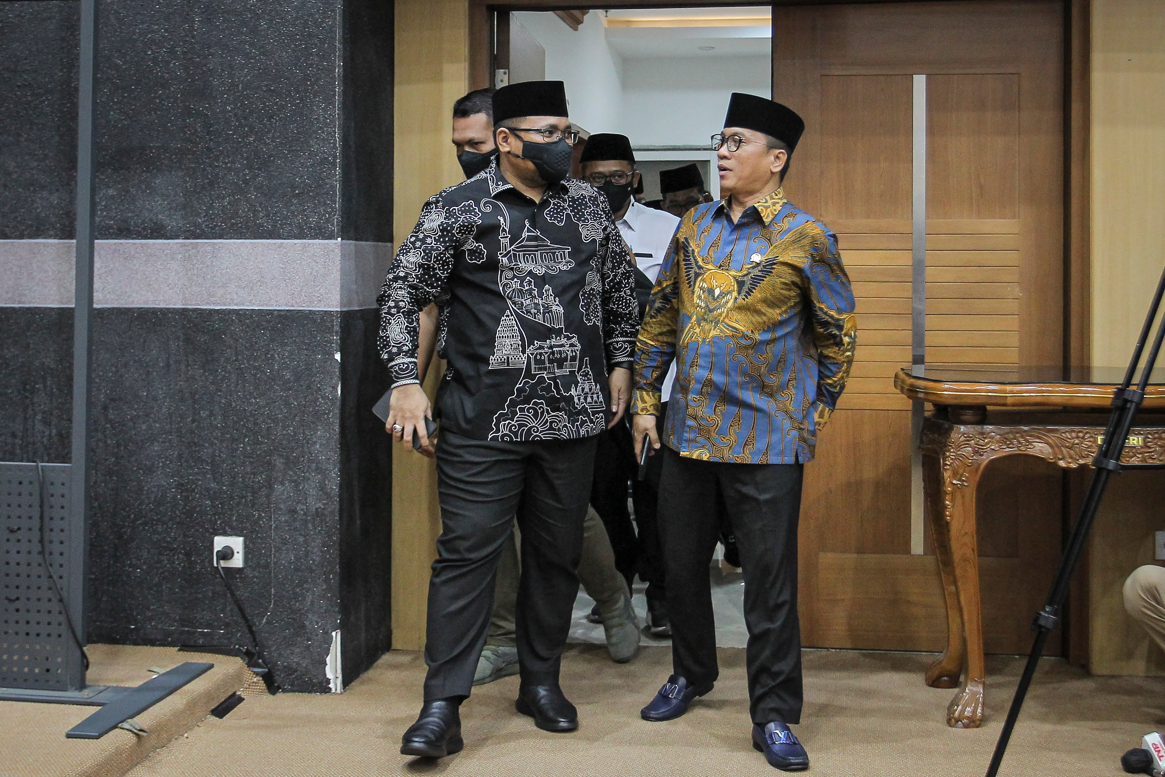  Menteri Agama Yaqut Cholil Qoumas (kiri) berbincang dengan Ketua Komisi VIII DPR Yandri Susanto (kanan)