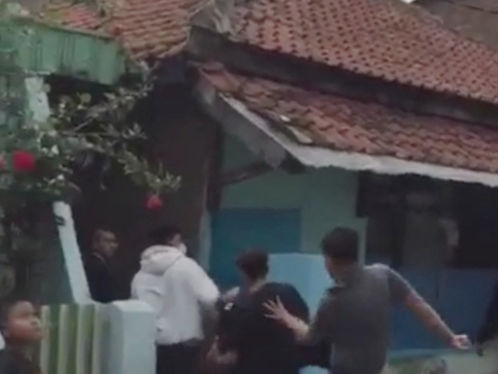 Potongan video (screenshot) aksi kekerasan yang dilakukan sekelompok orang terhadap seorang remaja Cimahi viral di media sosial.