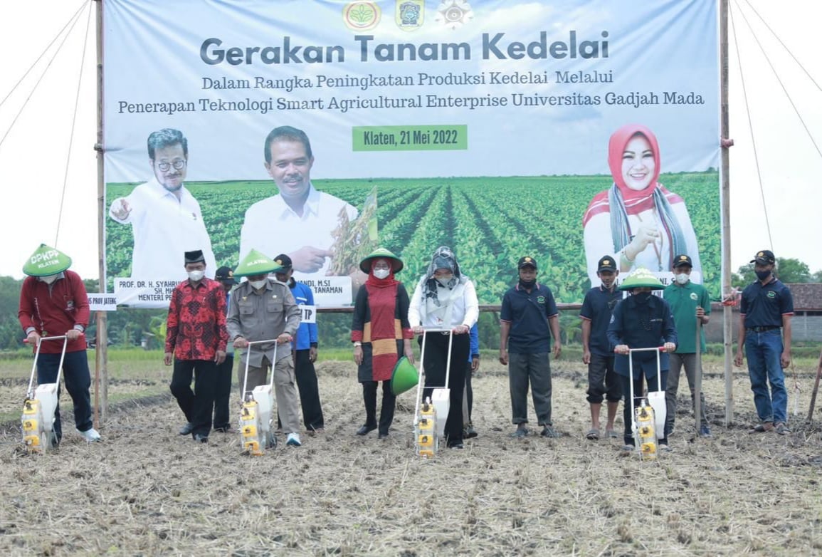 Direktur Akabi Yuris Tiyanto (kedua dari kiri) bersama Bupati Sri Mulyani menanam kedelai di lahan sawah Desa Burikan, Klaten.