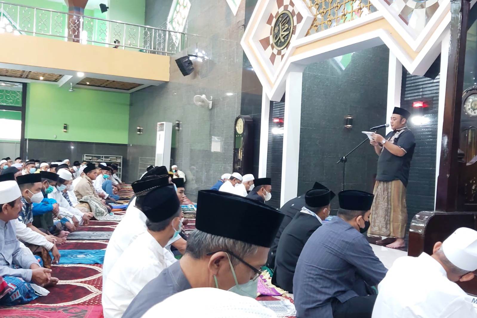 Wali Kota Tegal, H. Dedy Yon Memberi Sambutan kepada pemudik warga Kota Tegal di Masjid Agung Kota Tegal.