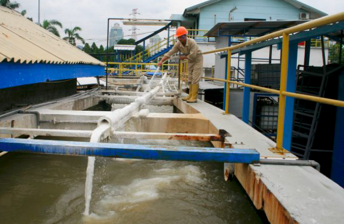 Teknisi melakukan pembersihan di Instalasi Produksi Air PT PAM Lyonnasise Jaya (Palyja) Pejompongan, Jakarta.