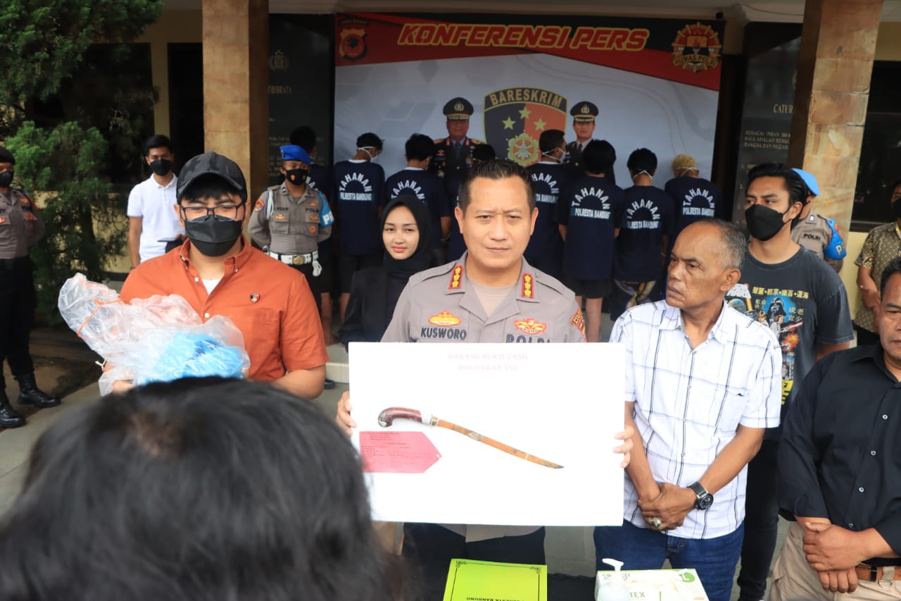 Kapolresta Bandung Kombes Kusworo Wibowo menyampaikan paparan kasus pembunuhan di Ketapang