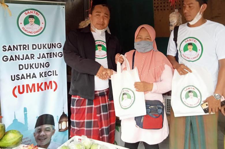 Relawan Santri dukung Ganjar menggelar aksi  sosial menggiatkan UMKM di 10 kab/kota serentak. 