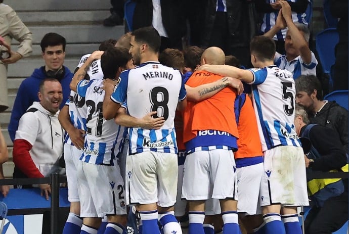 Para pemain Real Sociedad melakukan selebrasi usai mencetak gol ke gawang Cadiz di laga La Liga.