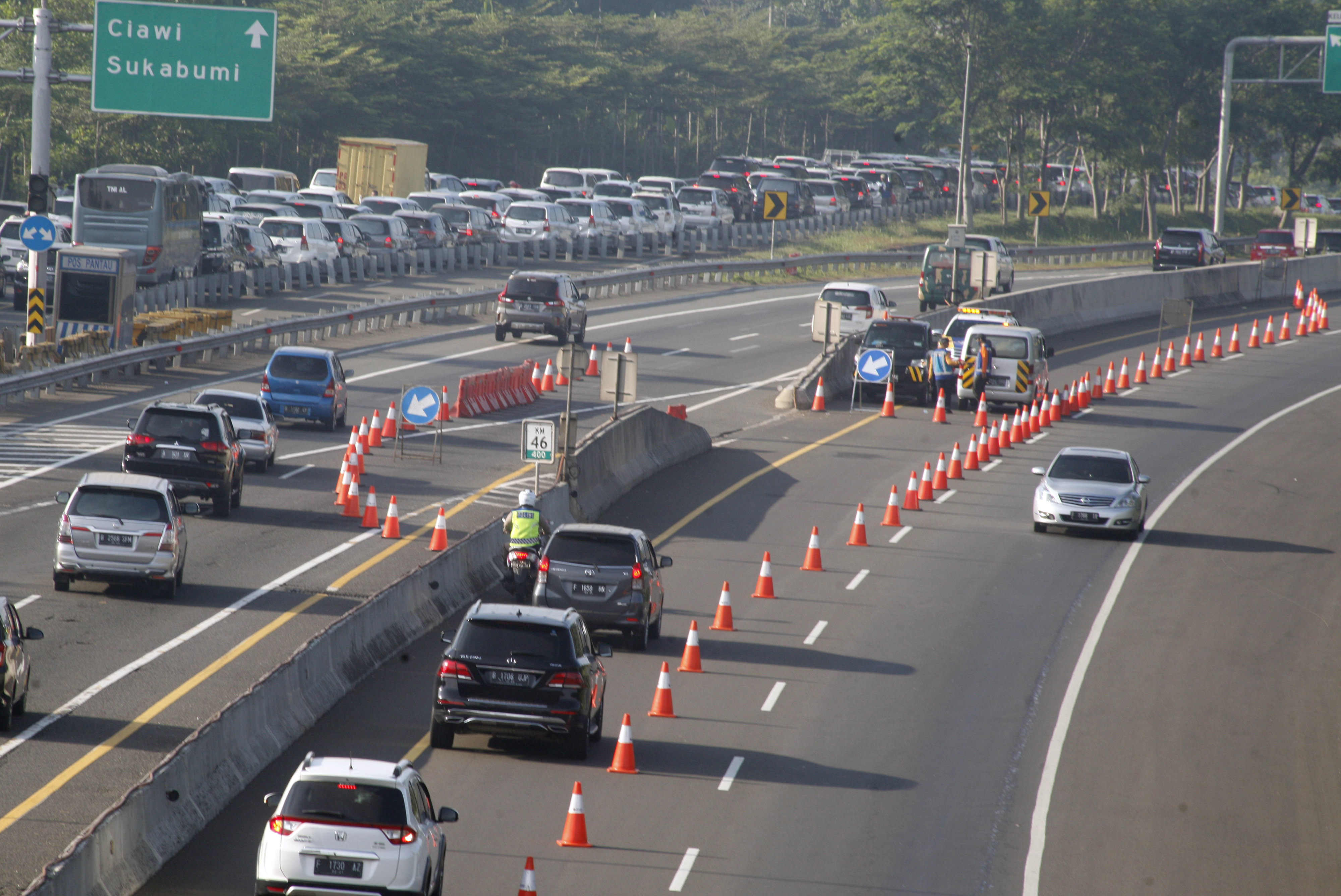 Kendaraan roda empat menggunakan jalur 
