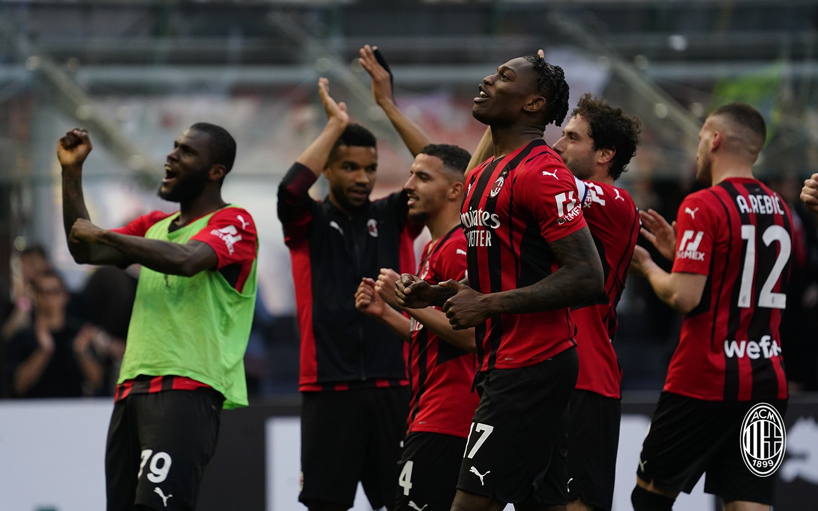 Pemain AC Milan merayakan kemenangan atas Fiorentina