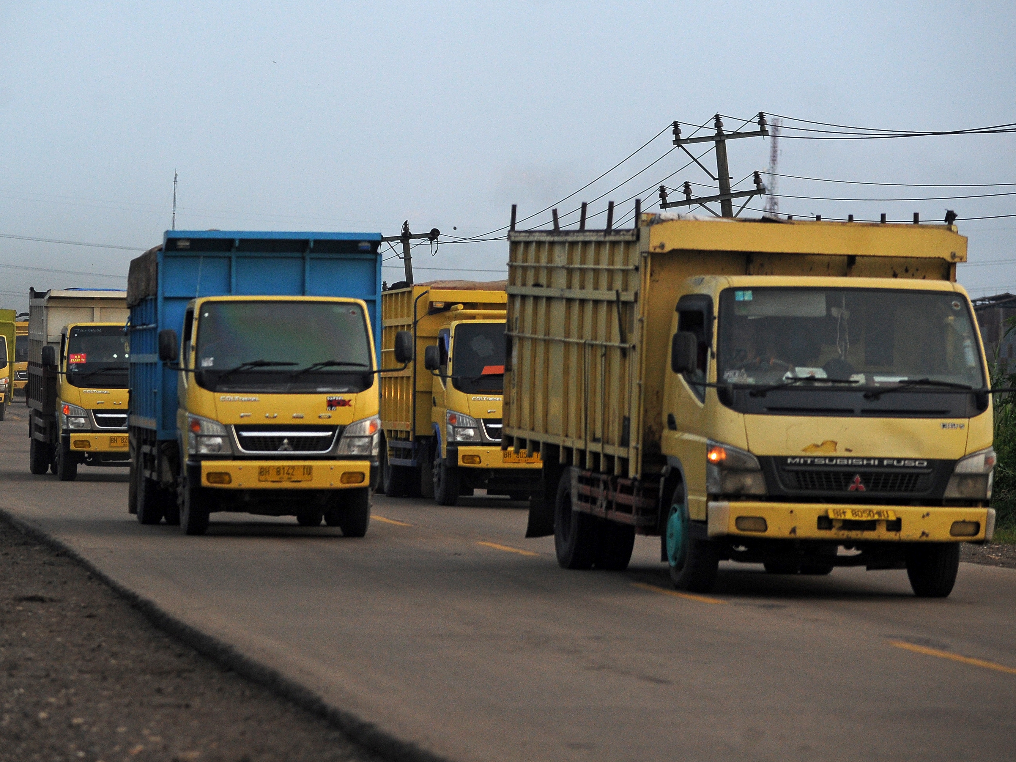 Truk bermuatan batu bara melintas di Jalan Lingkar Timur, Jambi, Sabtu (9/4/2022).