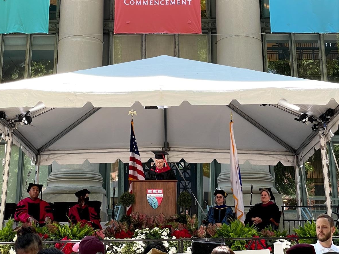 Andhika Sudarman memberikan pidato di Harvard.